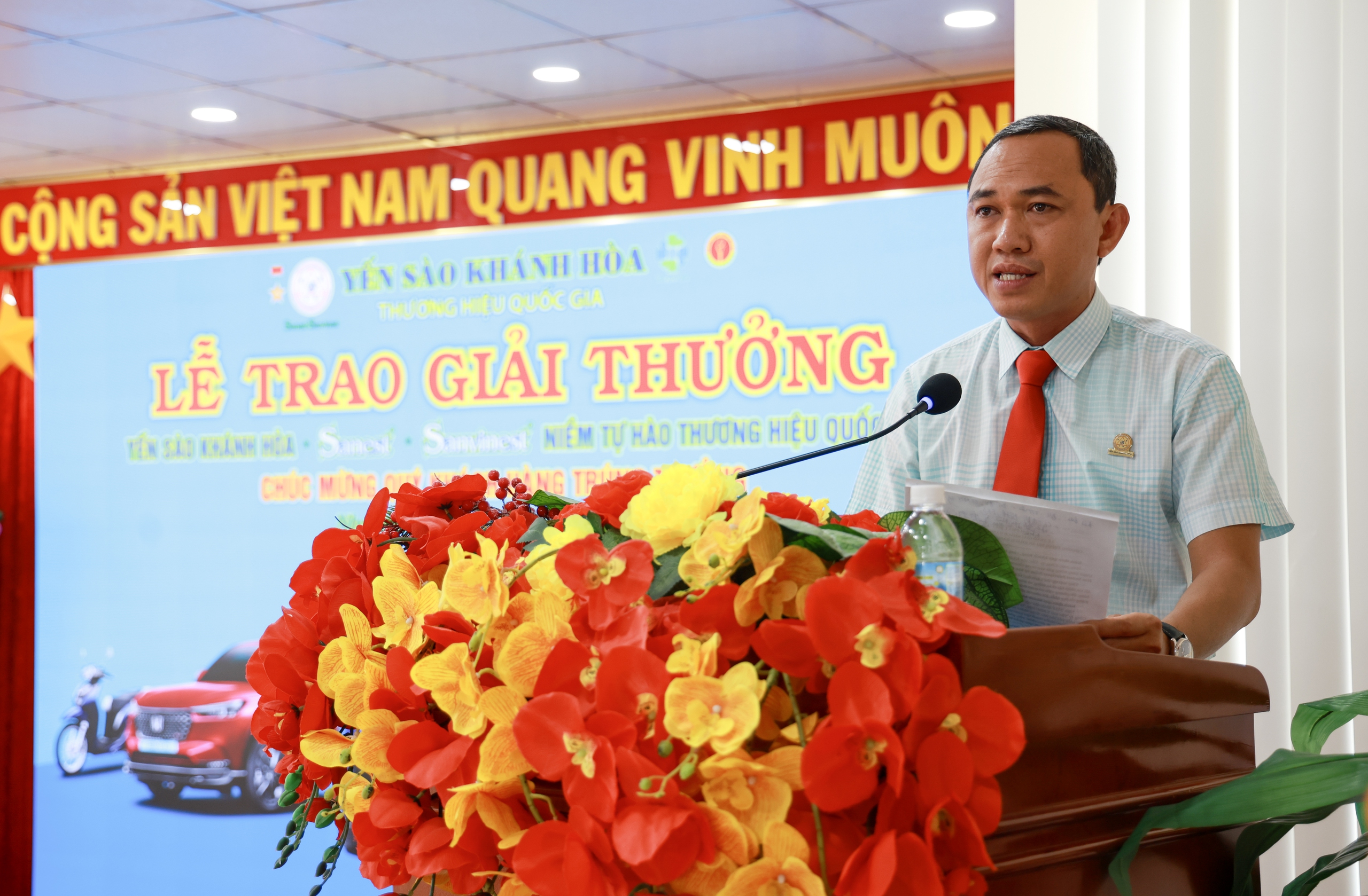 Yến S&agrave;o Kh&aacute;nh H&ograve;a trao giải thưởng từ chương tr&igrave;nh khuyến mại 100 tỉ đồng - Ảnh 4.