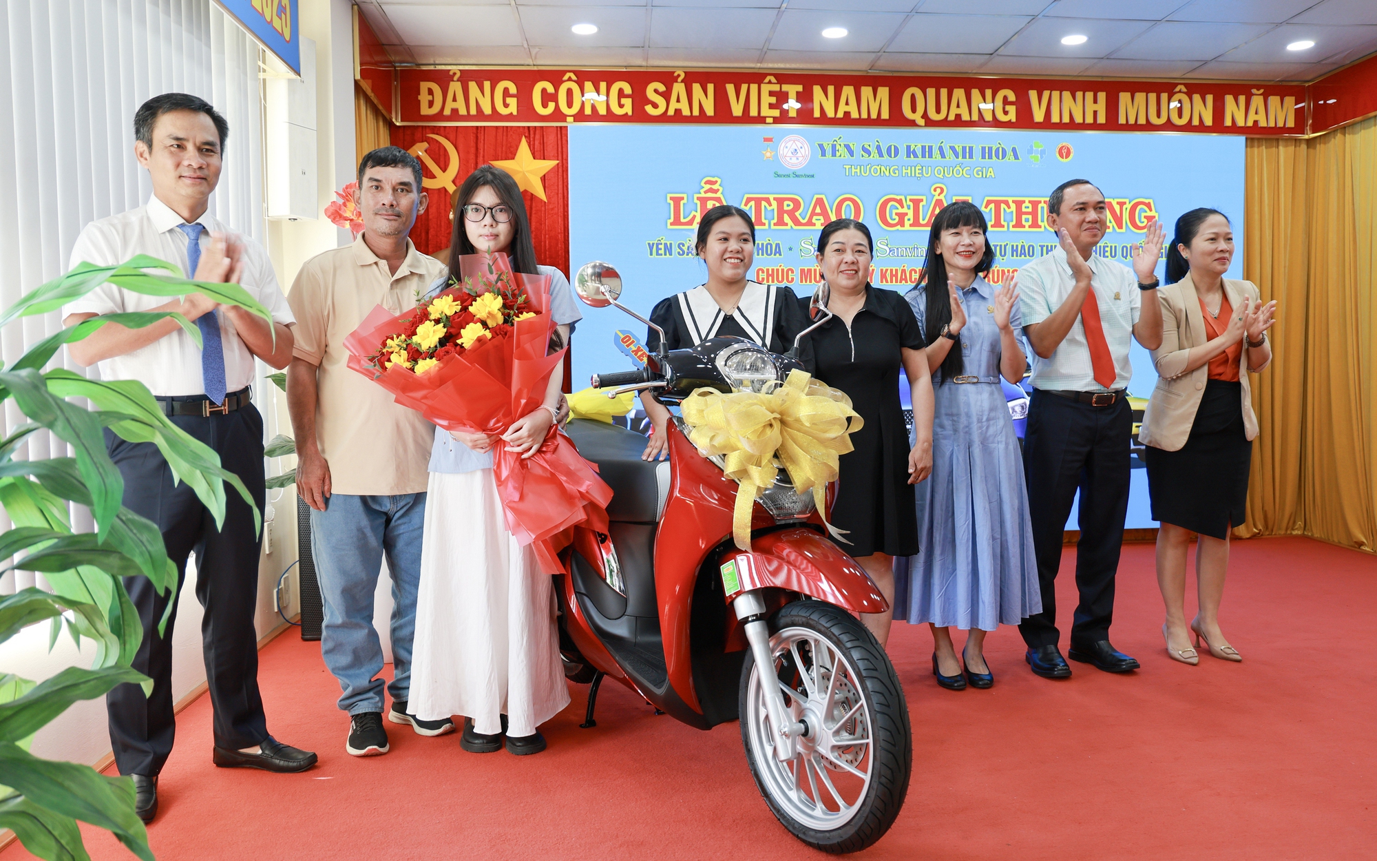 Yến Sào Khánh Hòa trao giải thưởng từ chương trình khuyến mại 100 tỉ đồng 
