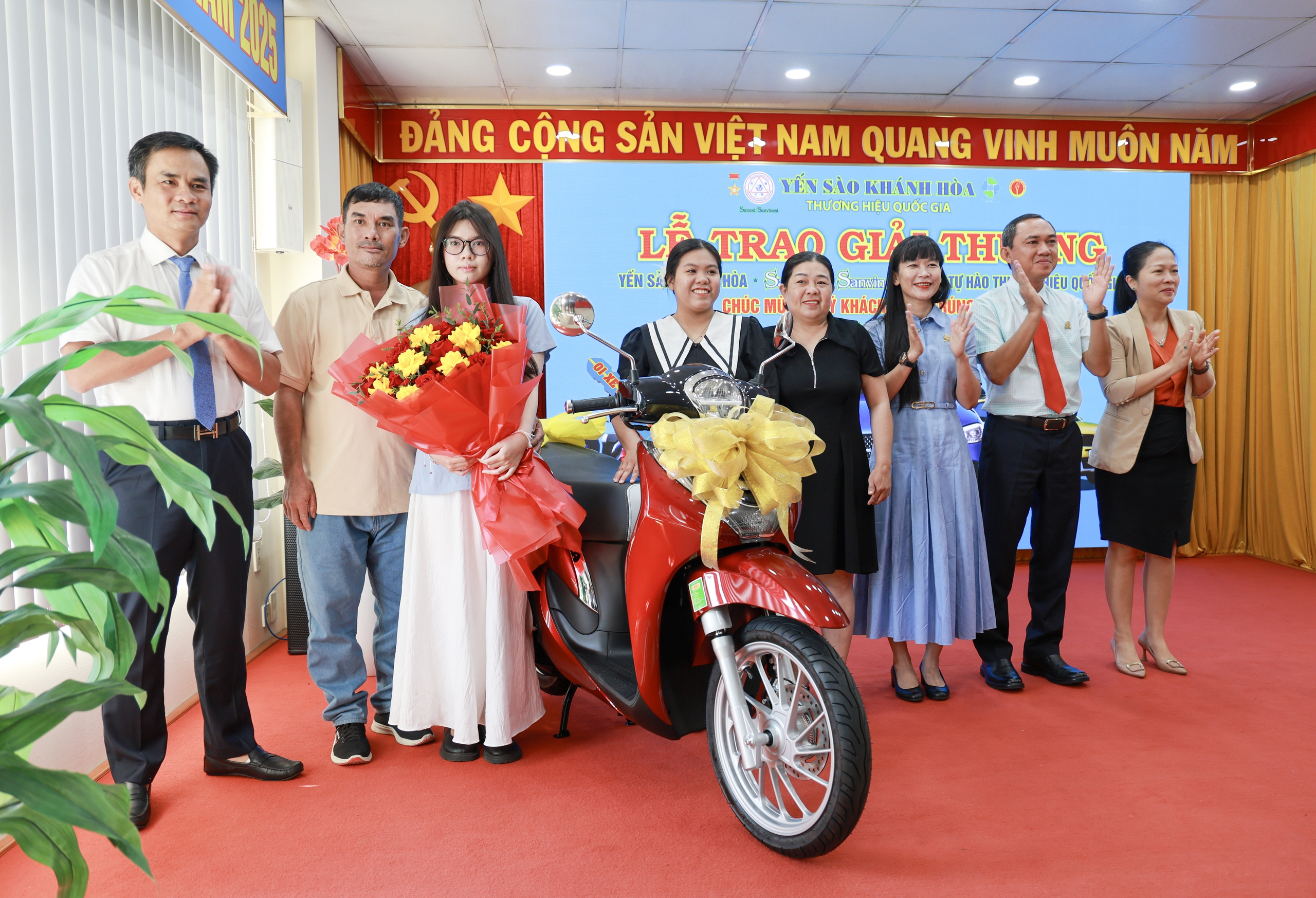 Yến S&agrave;o Kh&aacute;nh H&ograve;a trao giải thưởng từ chương tr&igrave;nh khuyến mại 100 tỉ đồng - Ảnh 1.