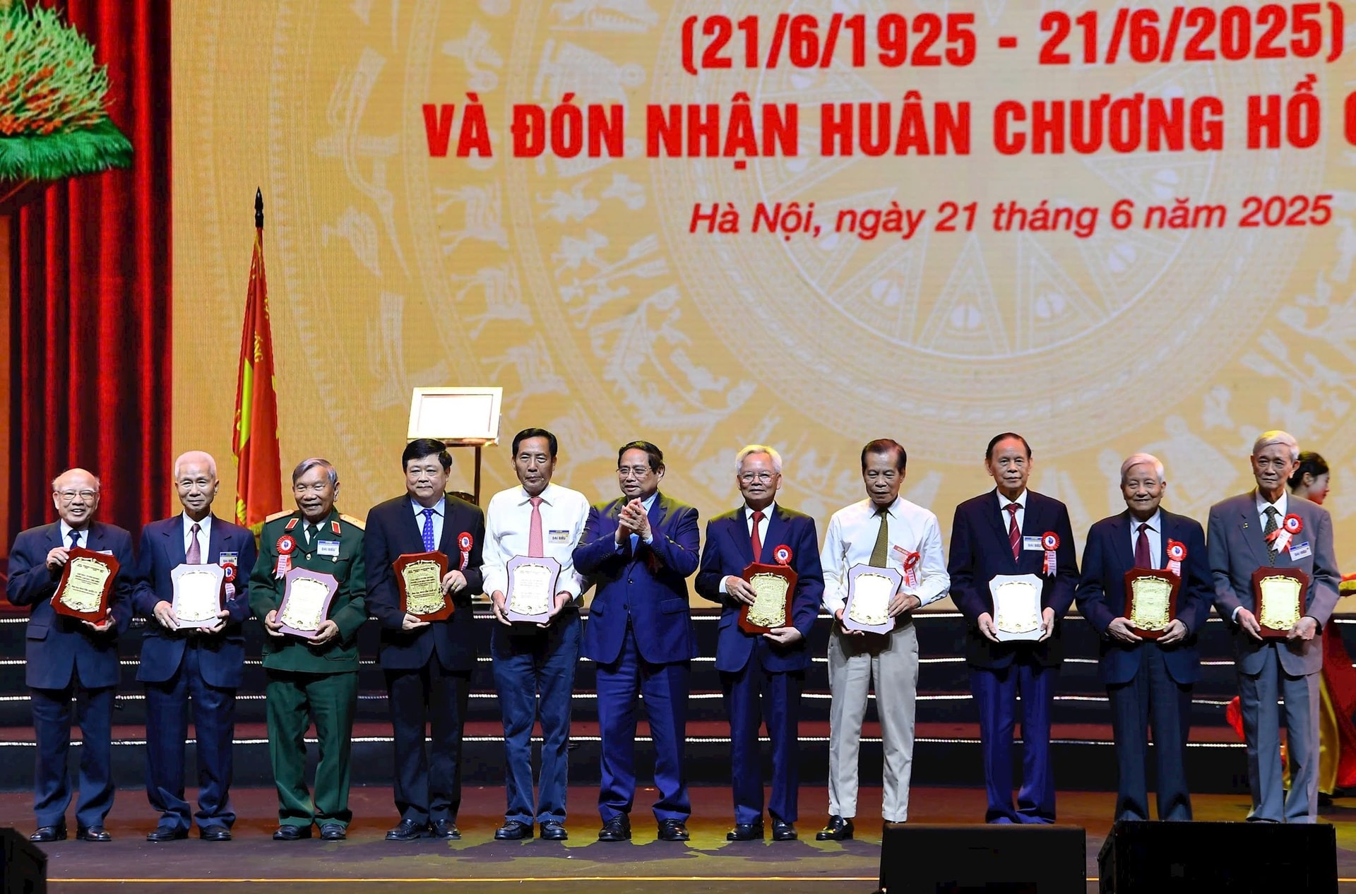 Trao tặng B&aacute;o ch&iacute; C&aacute;ch mạng Việt Nam Hu&acirc;n chương Hồ Ch&iacute; Minh- Ảnh 3.