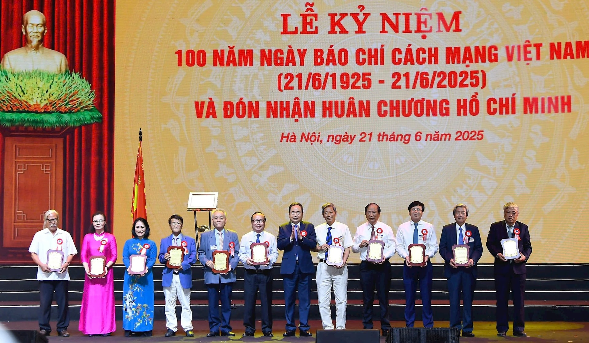 Trao tặng B&aacute;o ch&iacute; C&aacute;ch mạng Việt Nam Hu&acirc;n chương Hồ Ch&iacute; Minh- Ảnh 4.