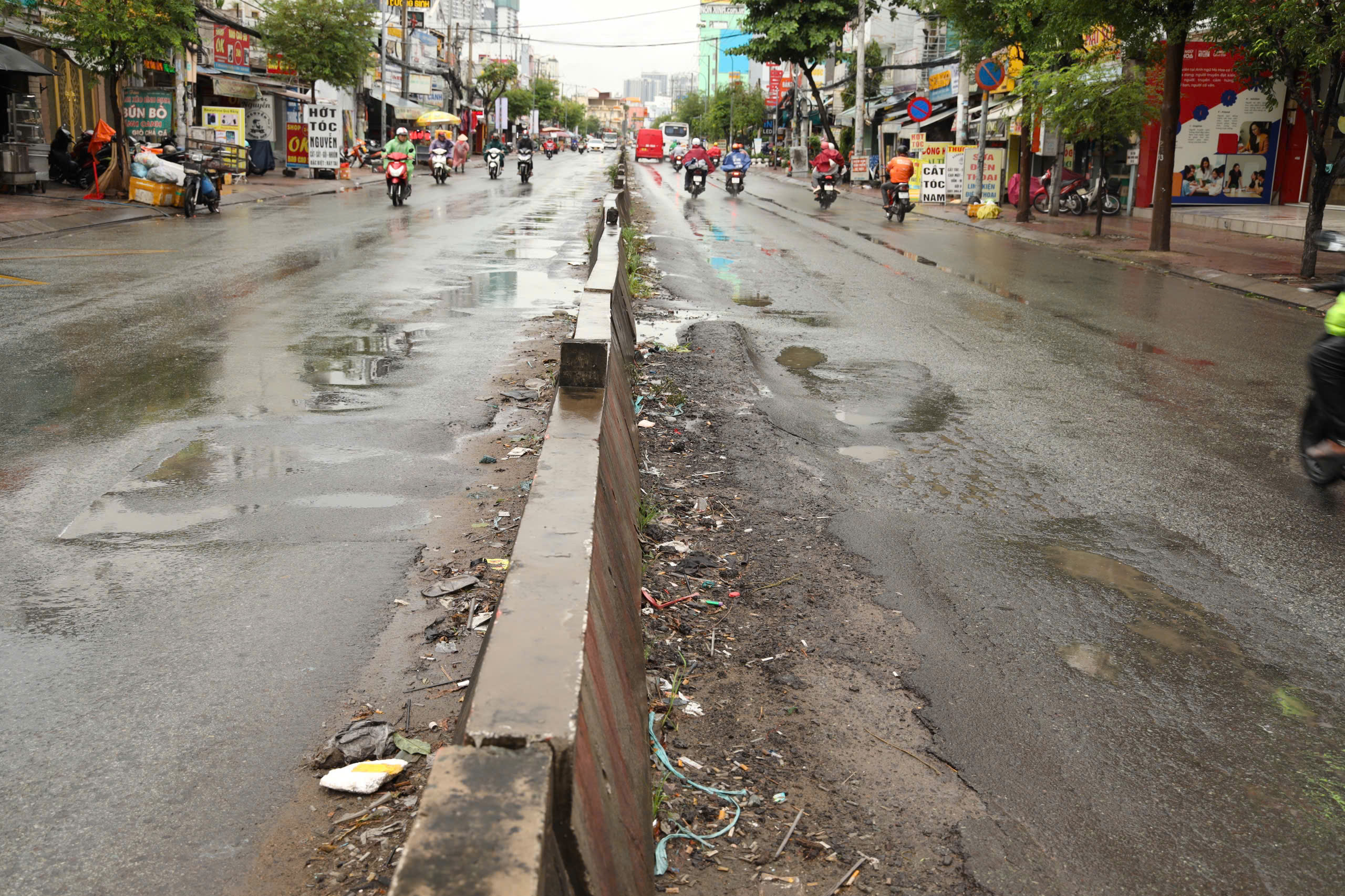 Quận 7: Mặt đường &ldquo;r&aacute;ch n&aacute;t&rdquo;, tai nạn r&igrave;nh rập mỗi ng&agrave;y- Ảnh 4.