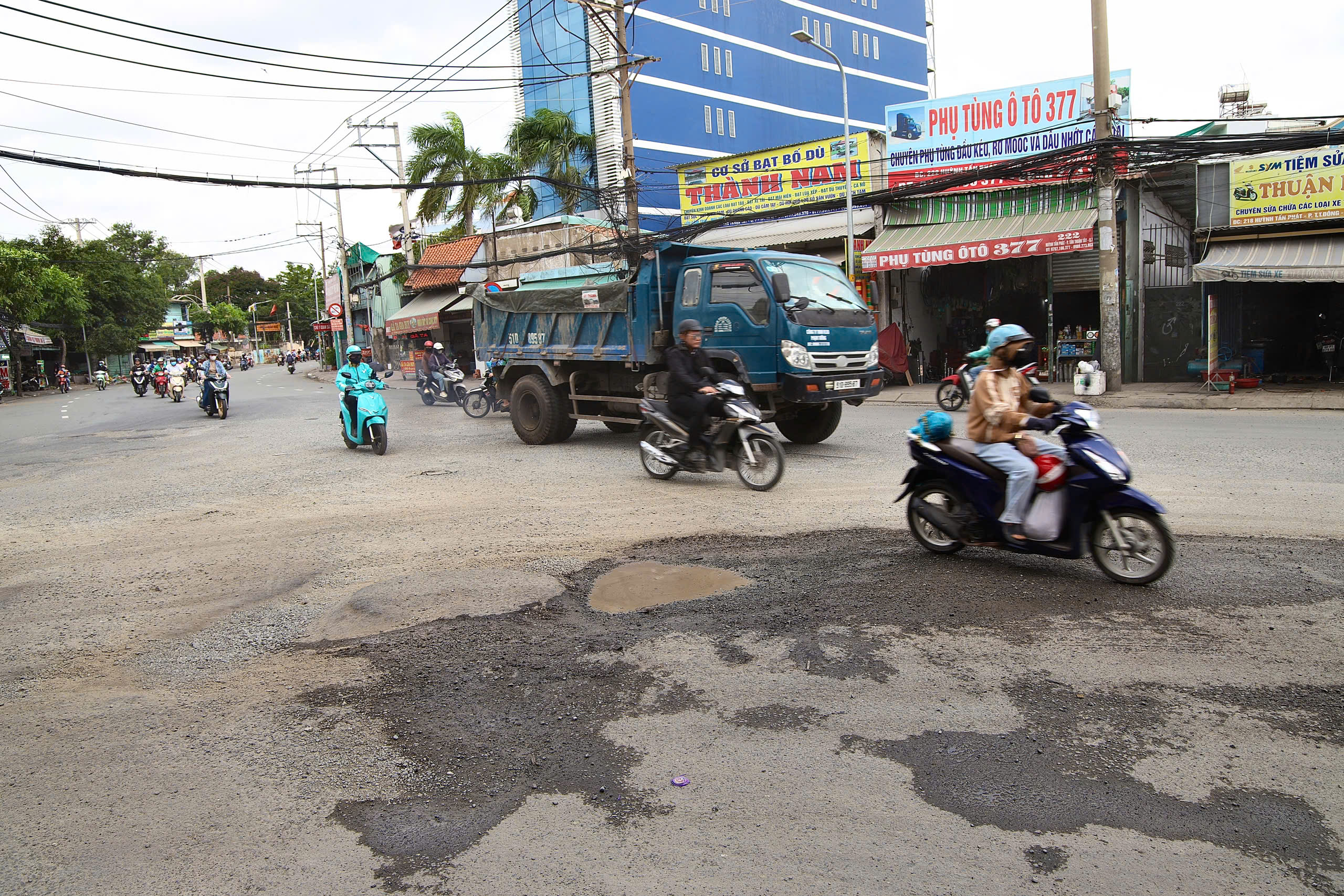 Quận 7: Mặt đường &ldquo;r&aacute;ch n&aacute;t&rdquo;, tai nạn r&igrave;nh rập mỗi ng&agrave;y- Ảnh 7.