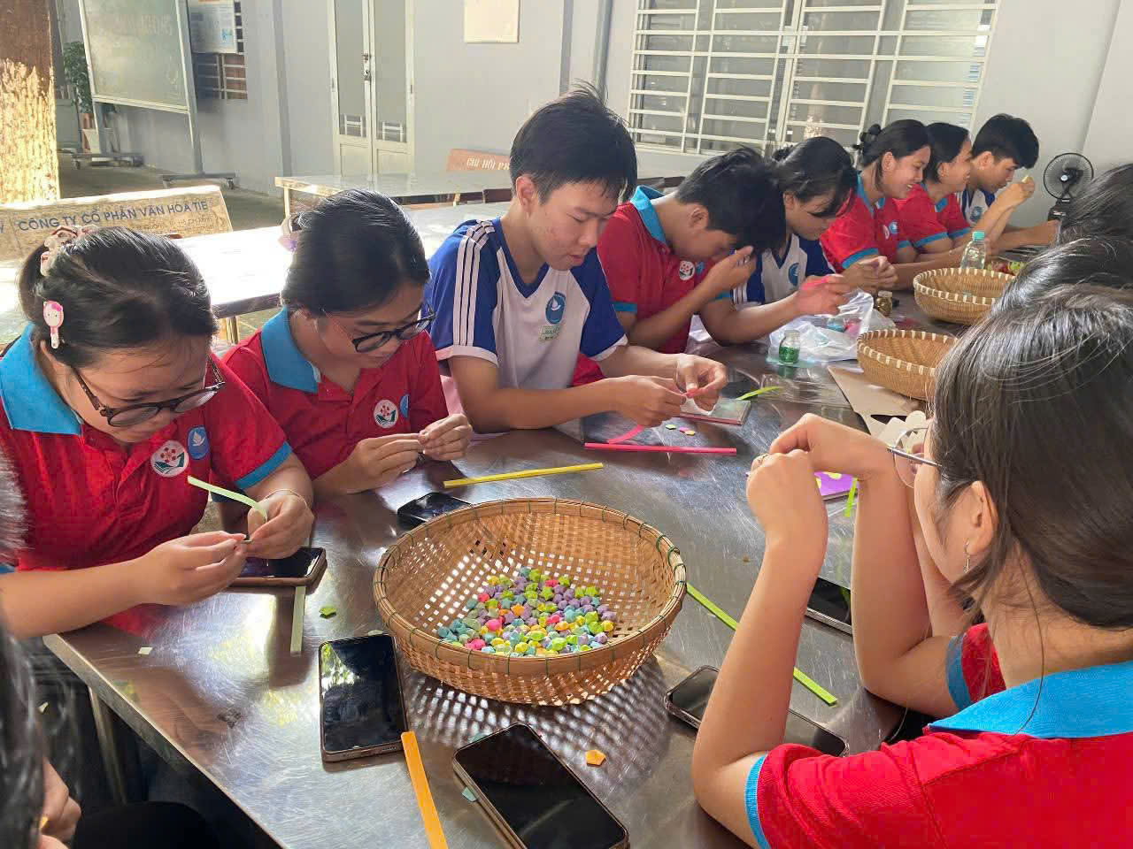 Giấu thầy hiệu trưởng, học sinh tạo bất ngờ vì hành động đáng yêu - Ảnh 3.
