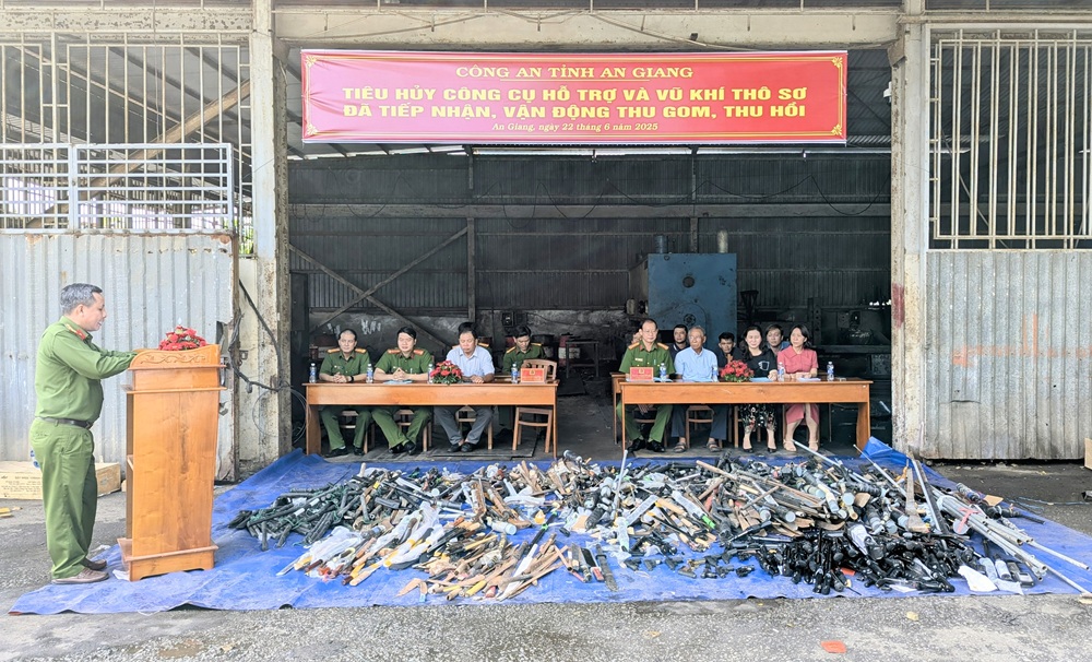 “Ớn lạnh” số công cụ hỗ trợ và vũ khí thô sơ thu được ở An Giang- Ảnh 1.