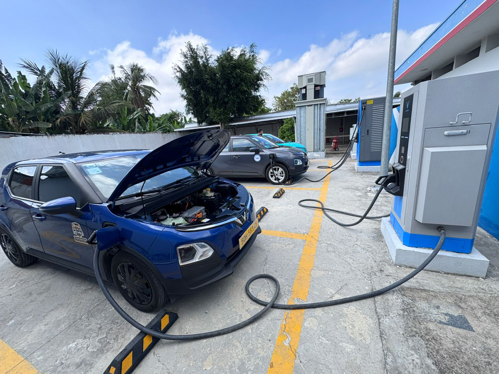 Phủ s&oacute;ng trạm sạc xe điện- Ảnh 1.