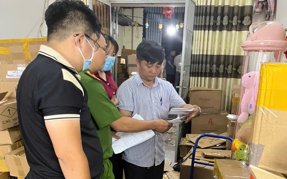 Loạt ảnh Công an TP HCM khám xét 3 địa điểm, bắt 7 người