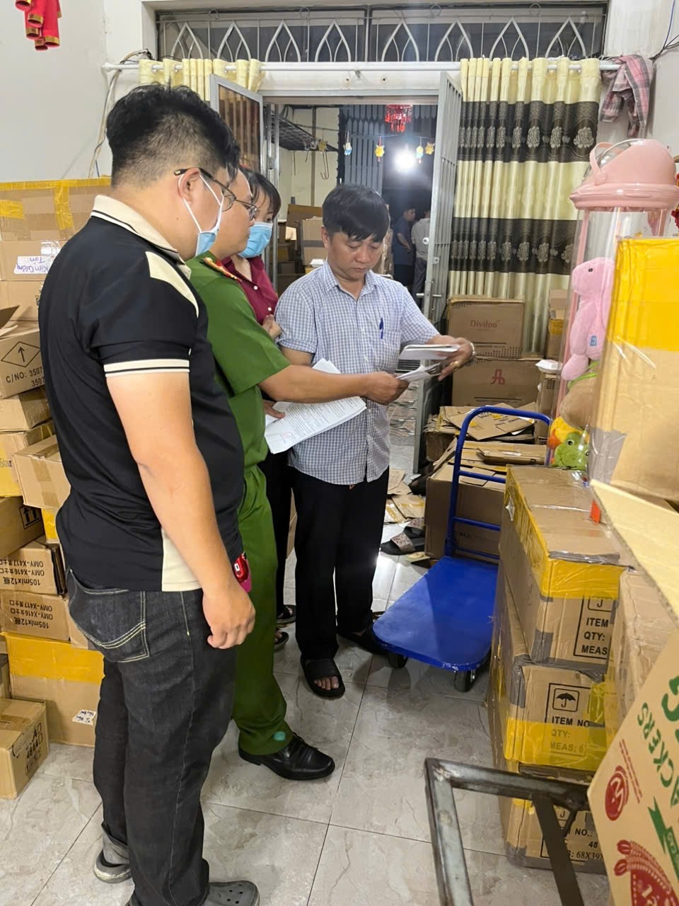 Loạt ảnh C&ocirc;ng an TP HCM kh&aacute;m x&eacute;t 3 địa điểm, bắt 7 người- Ảnh 5.