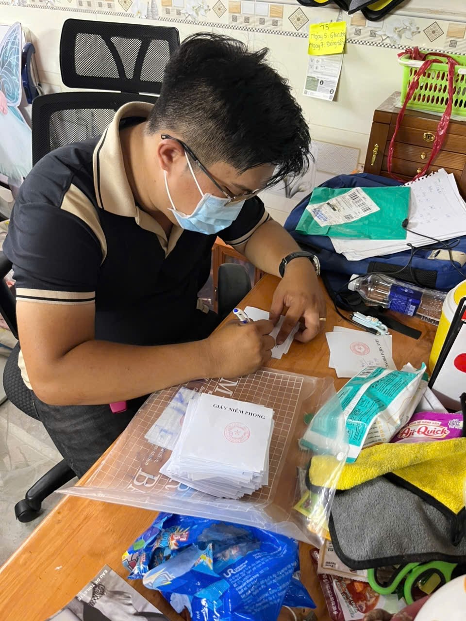 Loạt ảnh C&ocirc;ng an TP HCM kh&aacute;m x&eacute;t 3 địa điểm, bắt 7 người- Ảnh 6.