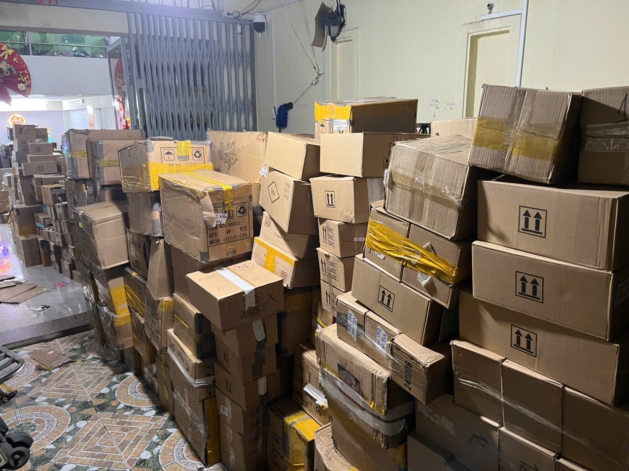 Loạt ảnh C&ocirc;ng an TP HCM kh&aacute;m x&eacute;t 3 địa điểm, bắt 7 người- Ảnh 3.