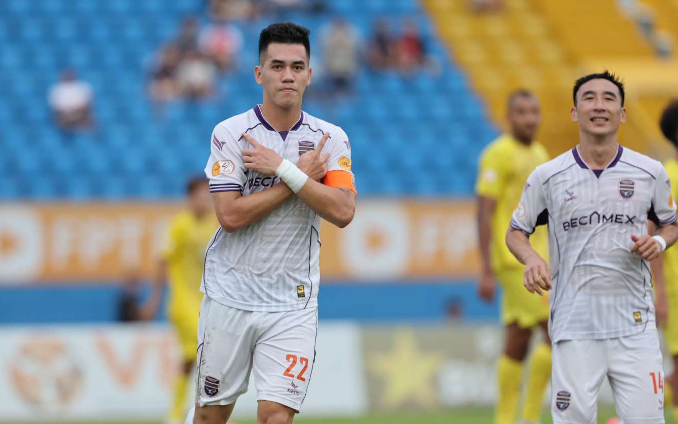 Tiến Linh ghi bàn, chia sẻ danh hiệu "Vua phá lưới" V-League