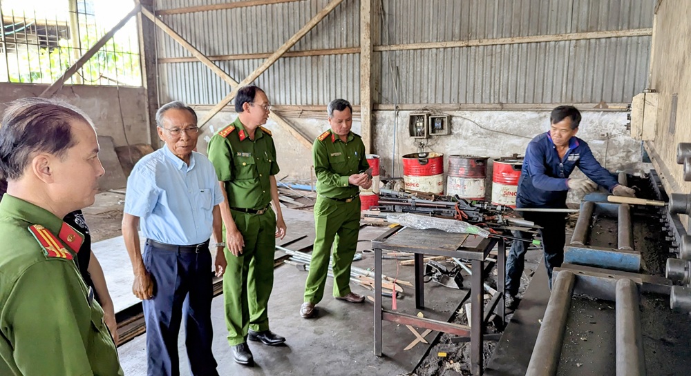 “Ớn lạnh” số công cụ hỗ trợ và vũ khí thô sơ thu được ở An Giang- Ảnh 6.
