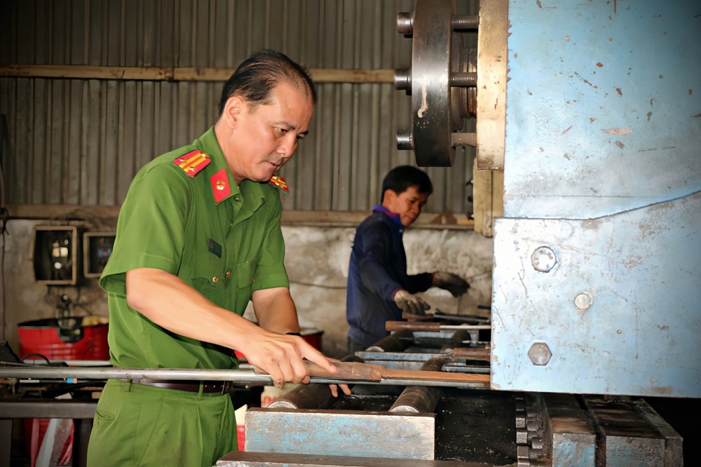 “Ớn lạnh” số công cụ hỗ trợ và vũ khí thô sơ thu được ở An Giang- Ảnh 7.