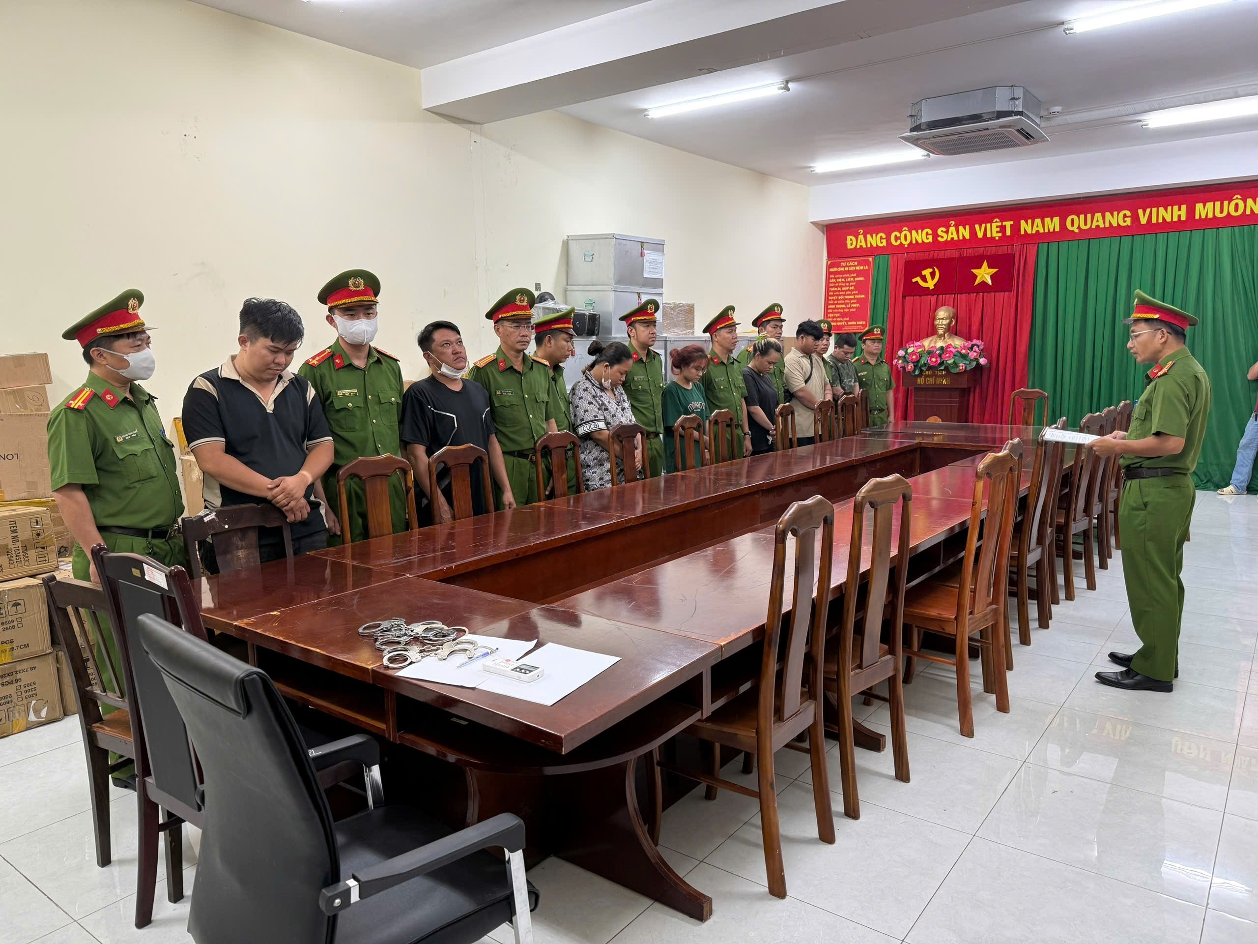 Loạt ảnh C&ocirc;ng an TP HCM kh&aacute;m x&eacute;t 3 địa điểm, bắt 7 người- Ảnh 7.