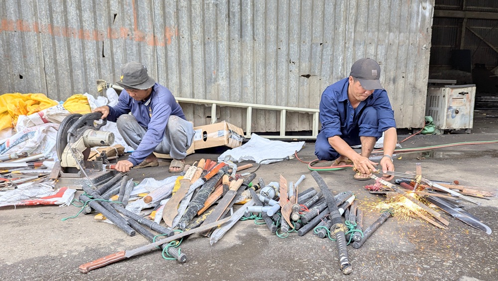 “Ớn lạnh” số công cụ hỗ trợ và vũ khí thô sơ thu được ở An Giang- Ảnh 8.