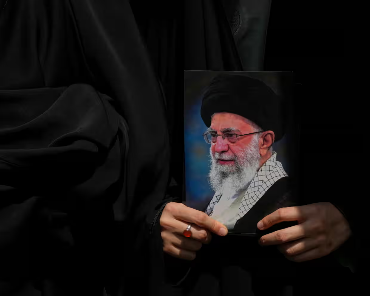 Iran “tiến thoái lưỡng nan” sau đòn tấn công của Mỹ - Ảnh 1.