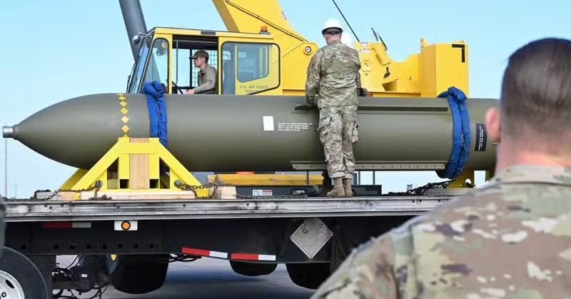 Mỹ sử dụng "siêu bom" GBU-57, tên lửa Tomahawk để tấn công Iran? - Ảnh 1.