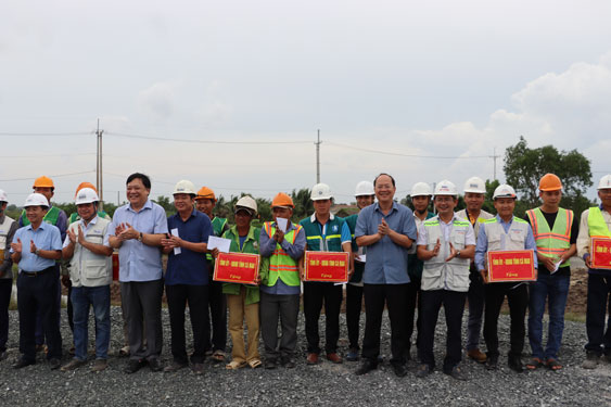 Khẩn trương thi công tuyến cao tốc Cần Thơ - Cà Mau- Ảnh 1.