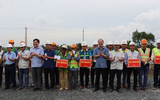 Khẩn trương thi công tuyến cao tốc Cần Thơ - Cà Mau