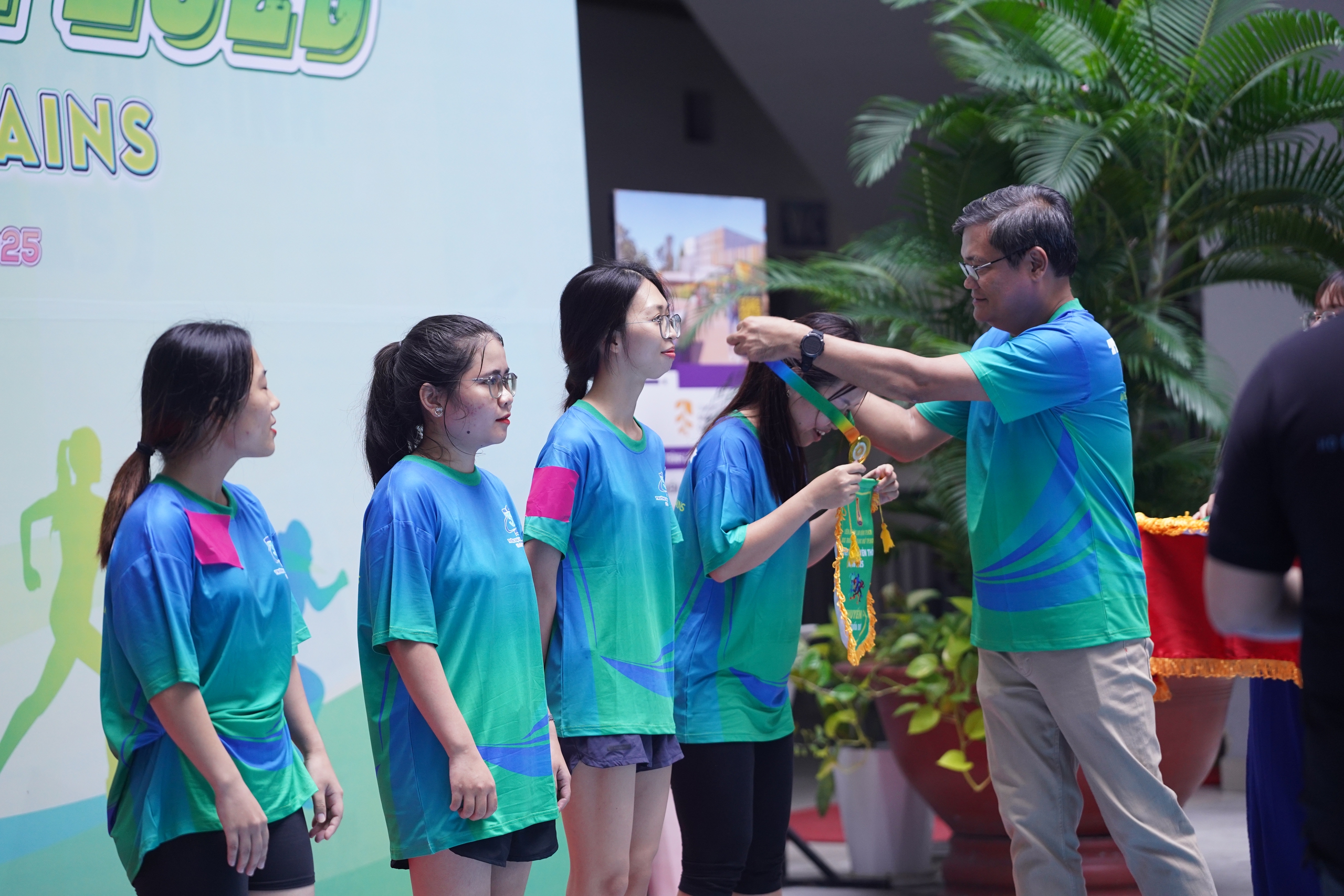 Hơn 500 học sinh, sinh viên tham gia giải chạy lan tỏa lối sống xanh- Ảnh 4.