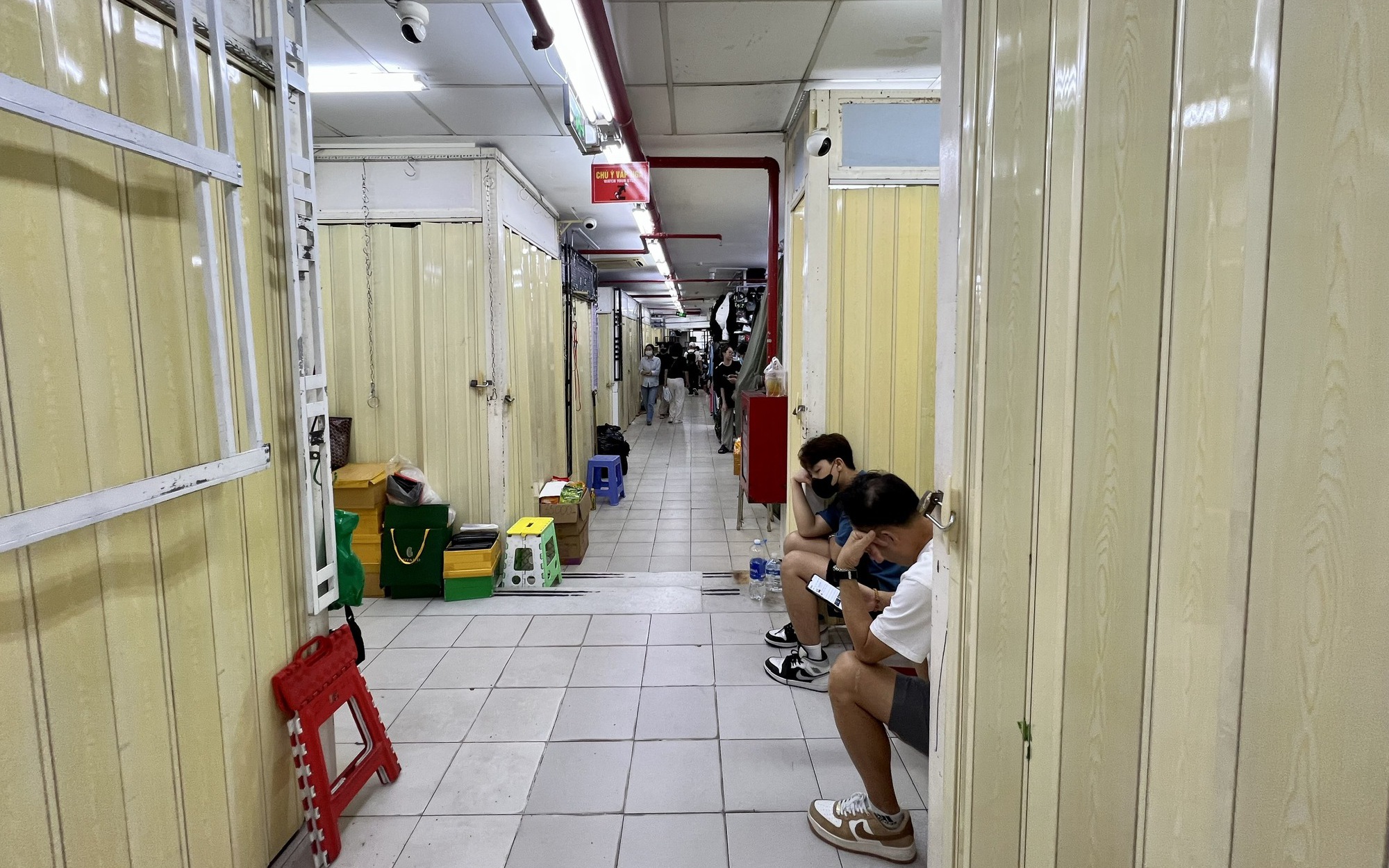Nhiều điểm nóng hàng giả đóng cửa, xử lý thế nào?