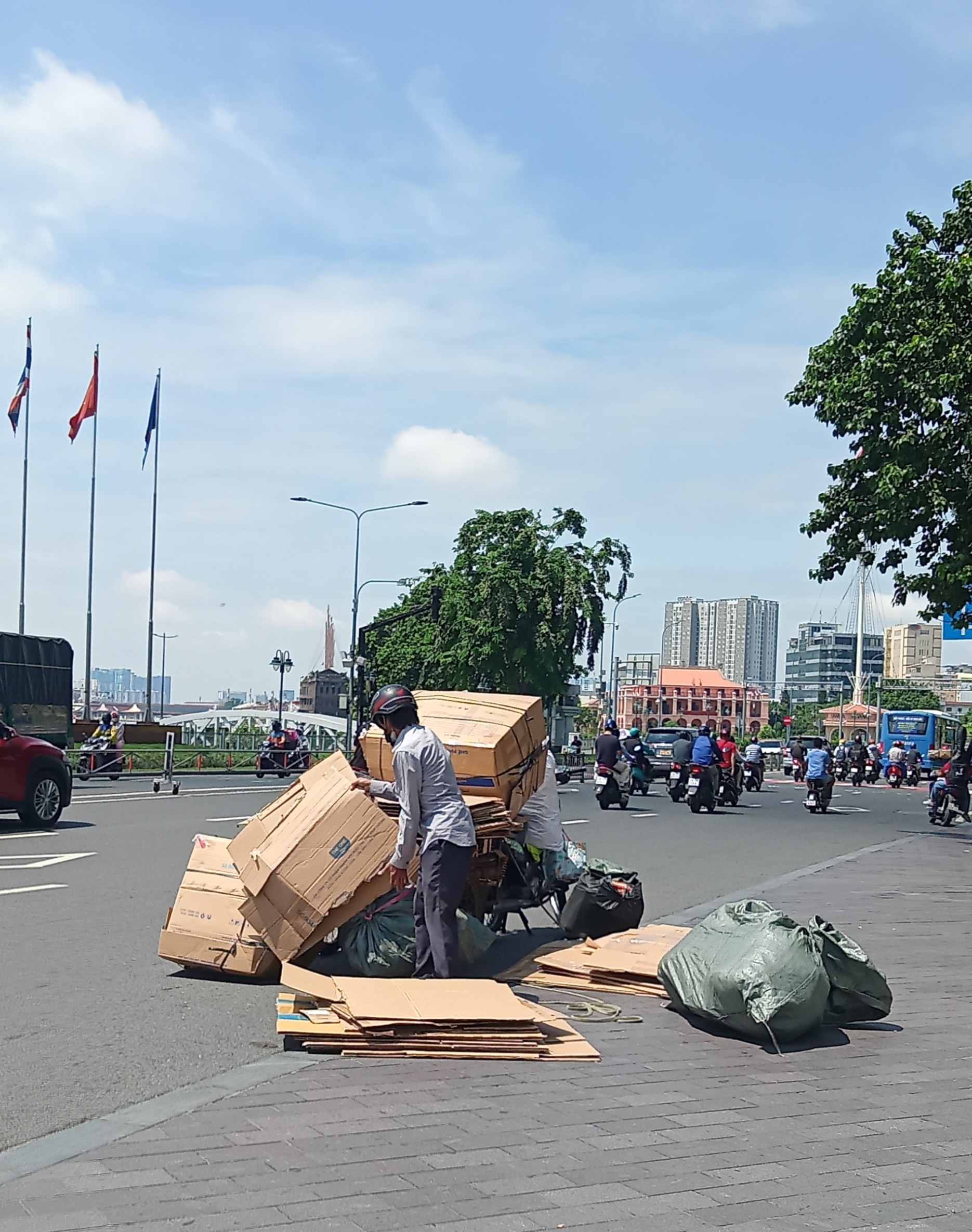 Tiềm ẩn nguy cơ gây tai nạn- Ảnh 1.
