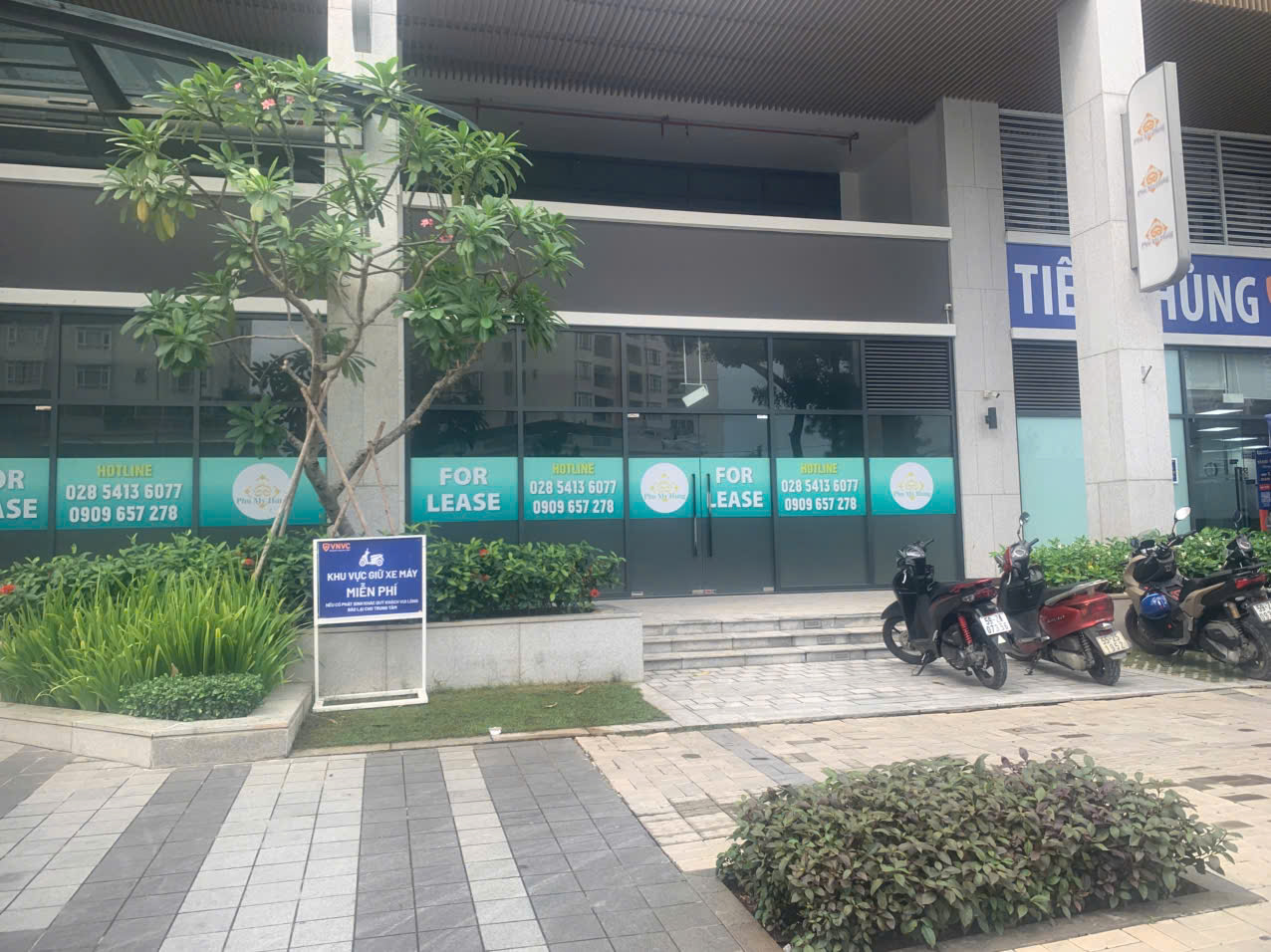 "Phố nhà giàu" đìu hiu, mặt bằng cho thuê treo bảng dài ngày, vắng người thuê - Ảnh 1.