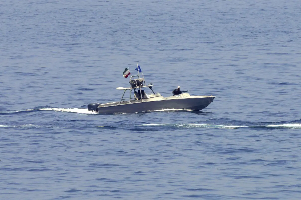 Đ&oacute;ng cửa eo biển Hormuz l&agrave; "h&agrave;nh động tự s&aacute;t" của Iran? - Ảnh 1.