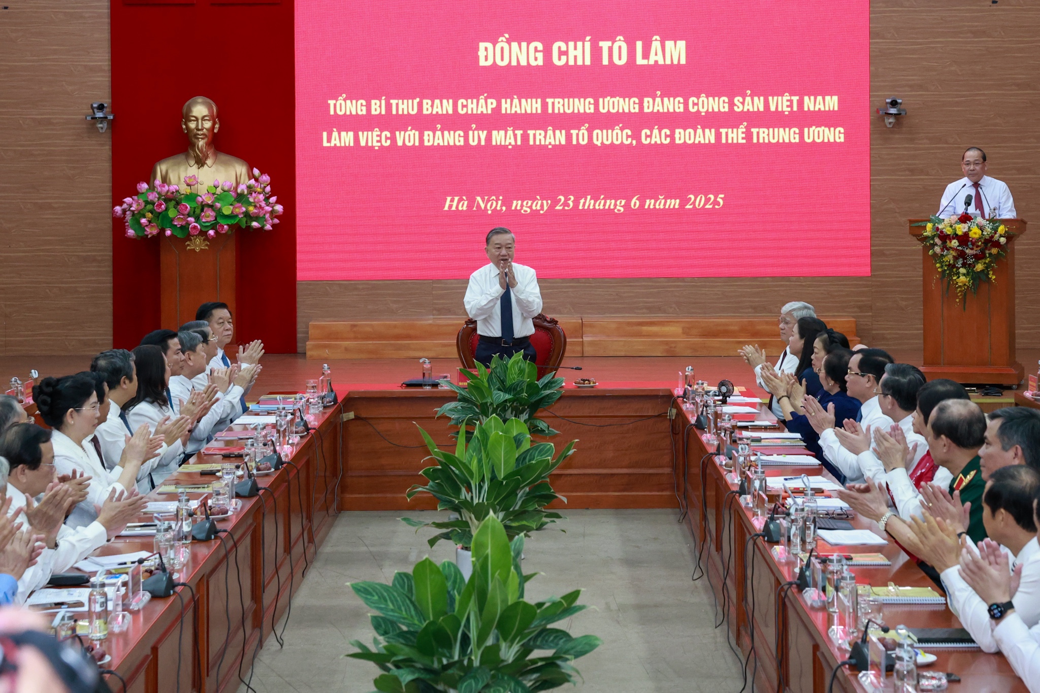 Tổng Bí thư Tô Lâm trao quyết định về việc thành lập Cơ quan Ủy ban Trung ương MTTQ Việt Nam- Ảnh 2.