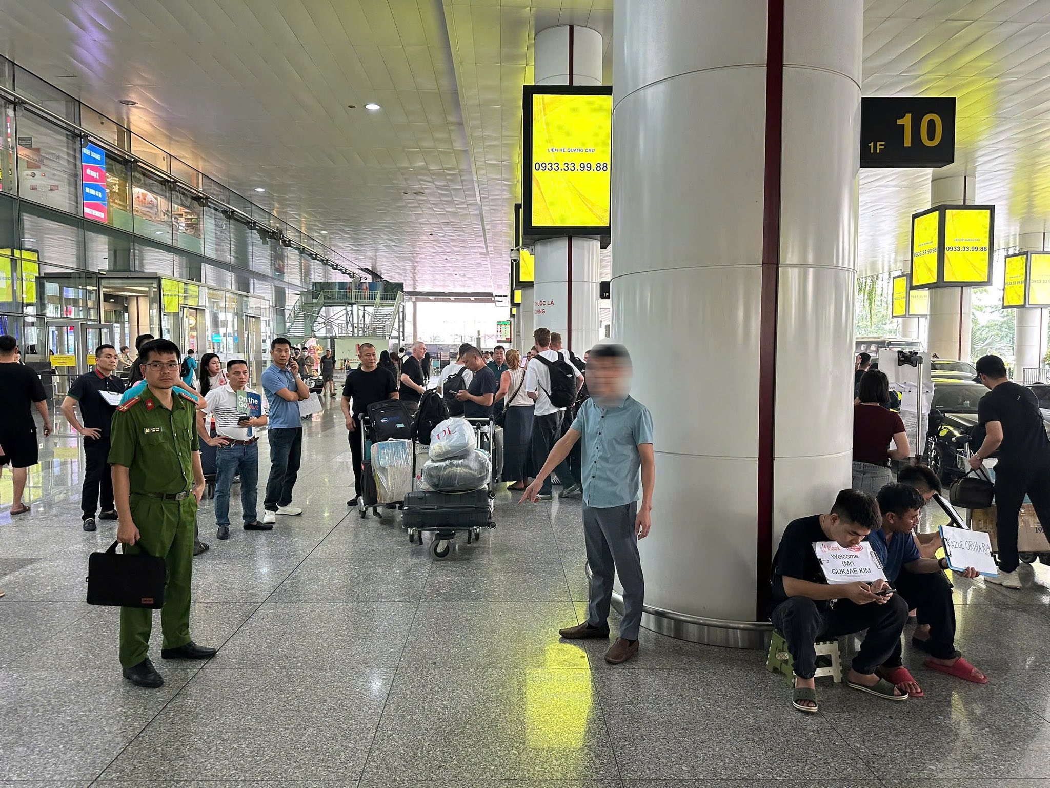 "Chặt chém" du khách Đài Loan tại sân bay Nội Bài, cò mồi và nữ tài xế bị xử lý- Ảnh 1.