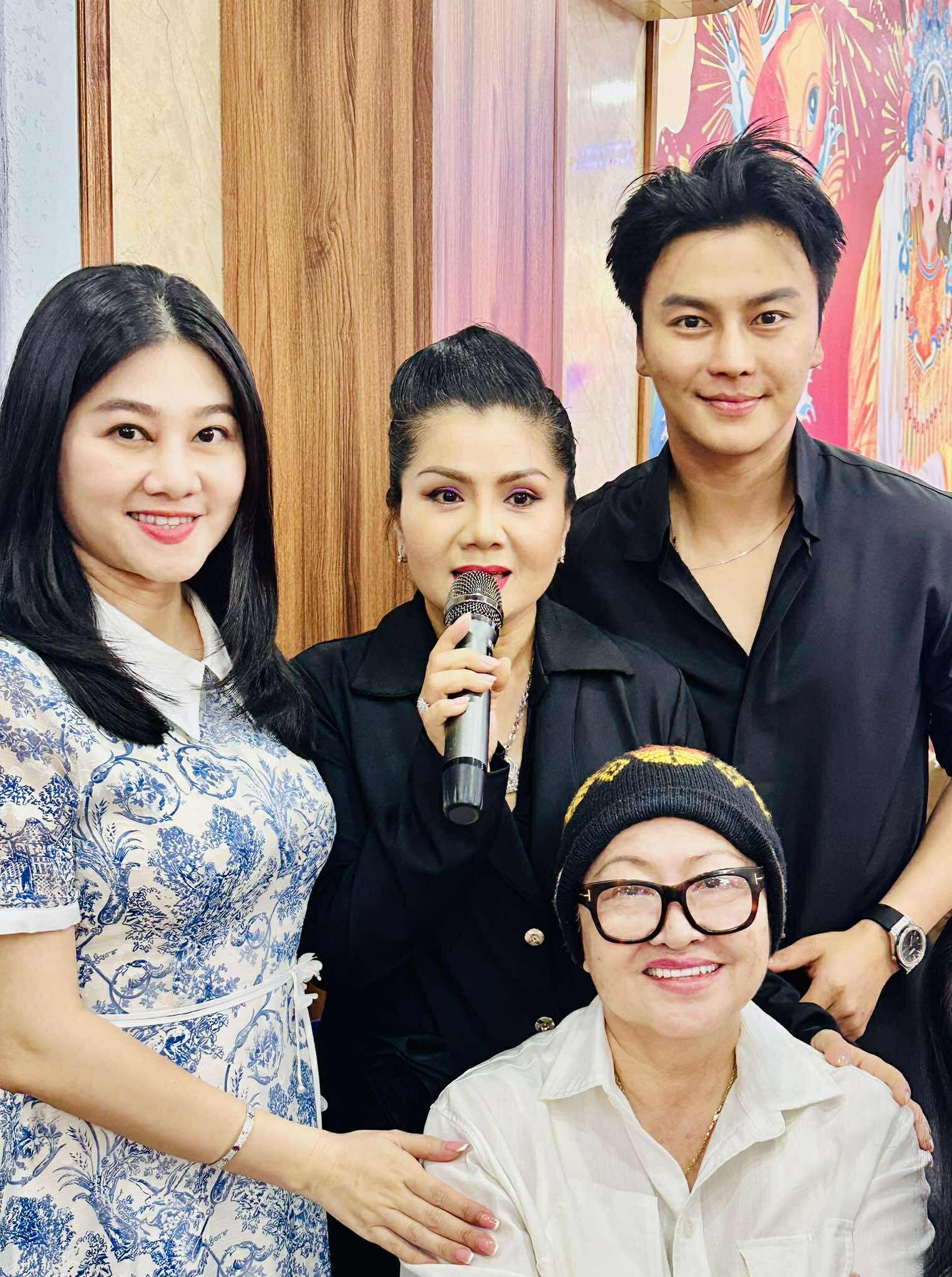 Quế Tr&acirc;n,  T&uacute; Sương, V&otilde; Minh L&acirc;m v&agrave; nhiều nghệ sĩ tề tựu mừng c&ocirc;ng "C&acirc;u thơ y&ecirc;n ngựa" - Ảnh 2.