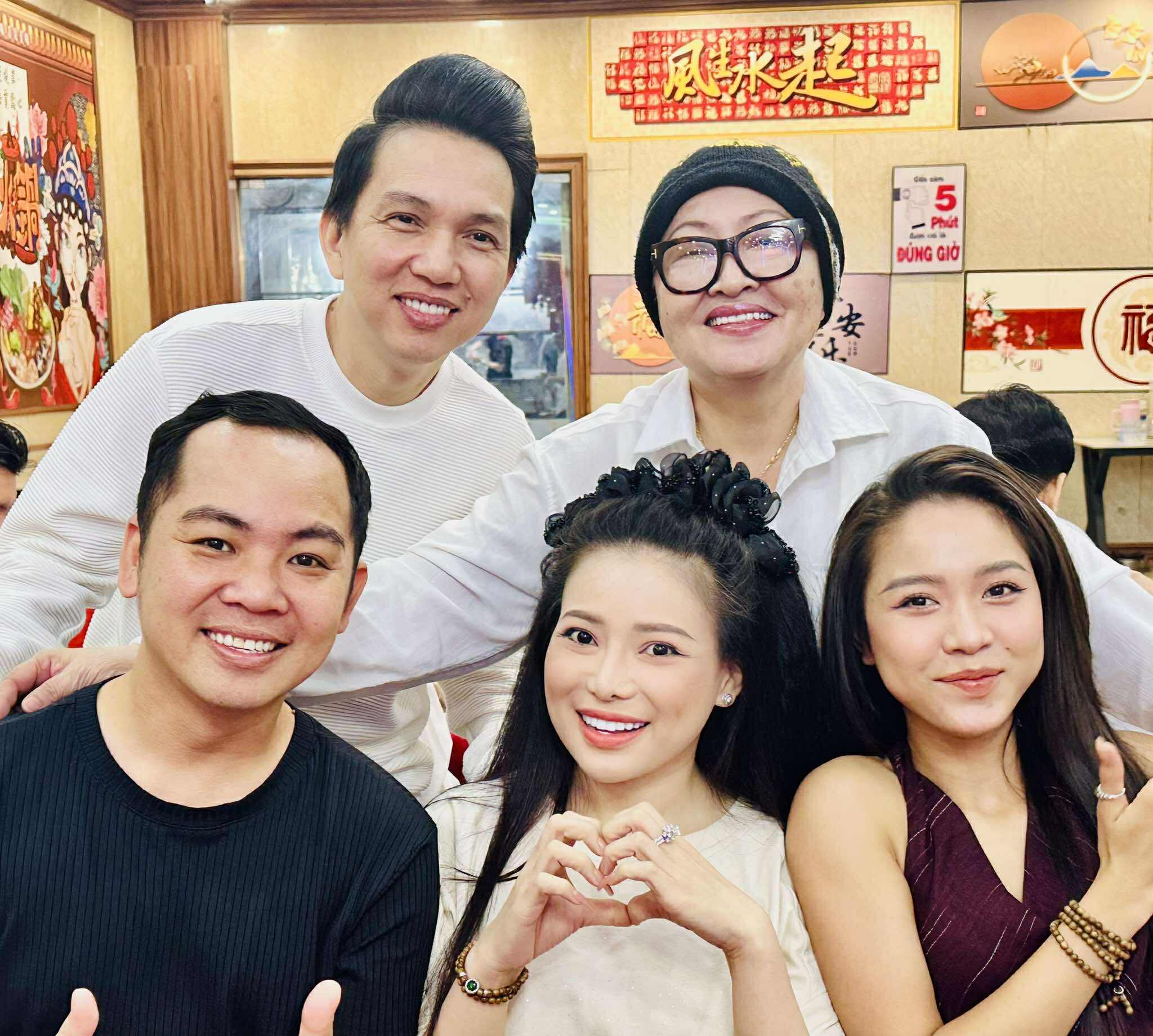Quế Tr&acirc;n,  T&uacute; Sương, V&otilde; Minh L&acirc;m v&agrave; nhiều nghệ sĩ tề tựu mừng c&ocirc;ng "C&acirc;u thơ y&ecirc;n ngựa" - Ảnh 1.