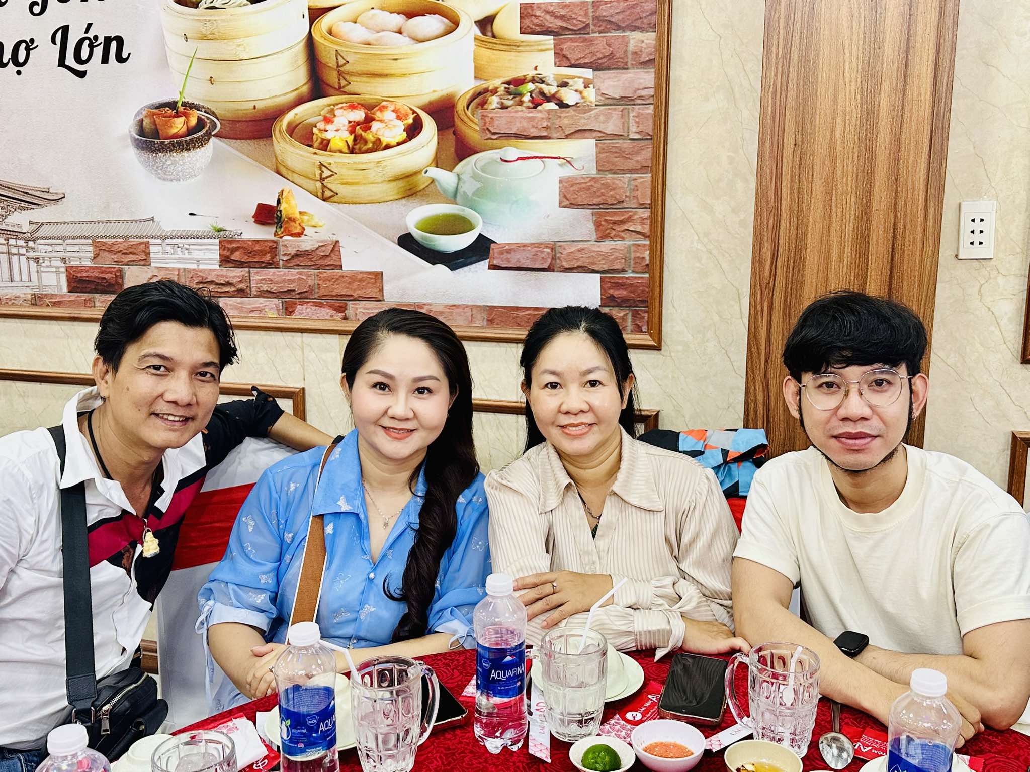 Quế Tr&acirc;n,  T&uacute; Sương, V&otilde; Minh L&acirc;m v&agrave; nhiều nghệ sĩ tề tựu mừng c&ocirc;ng "C&acirc;u thơ y&ecirc;n ngựa" - Ảnh 5.