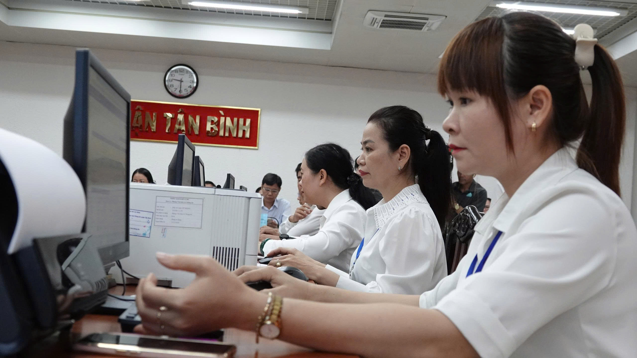 Đ&uacute;ng 8 giờ ng&agrave;y 30-6 diễn ra lễ c&ocirc;ng bố c&aacute;c nghị quyết, quyết định th&agrave;nh lập TP HCM - Ảnh 1.