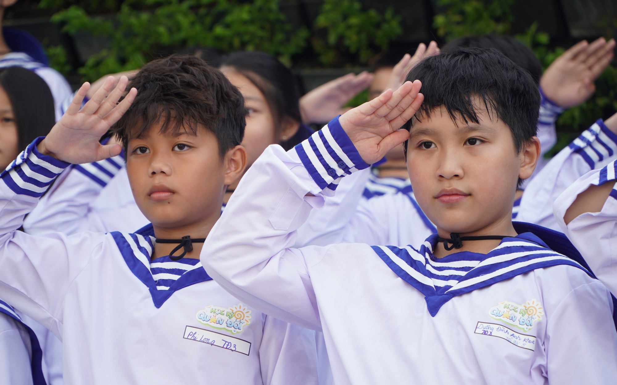 Hình ảnh dễ thương của các chiến sĩ nhí tham gia khóa huấn luyện Học kỳ trong Quân đội