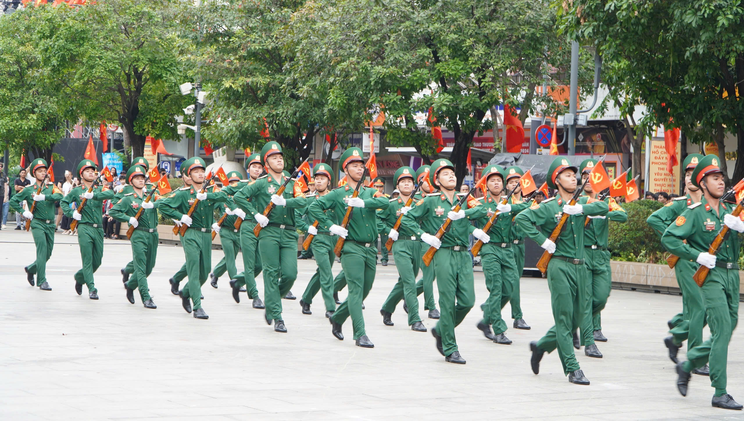 Qu&acirc;n đội sẽ m&uacute;a s&uacute;ng, biểu diễn v&otilde; thuật, d&acirc;n vũ ngay tại trung t&acirc;m TP HCM trong th&aacute;ng 8 - Ảnh 2.