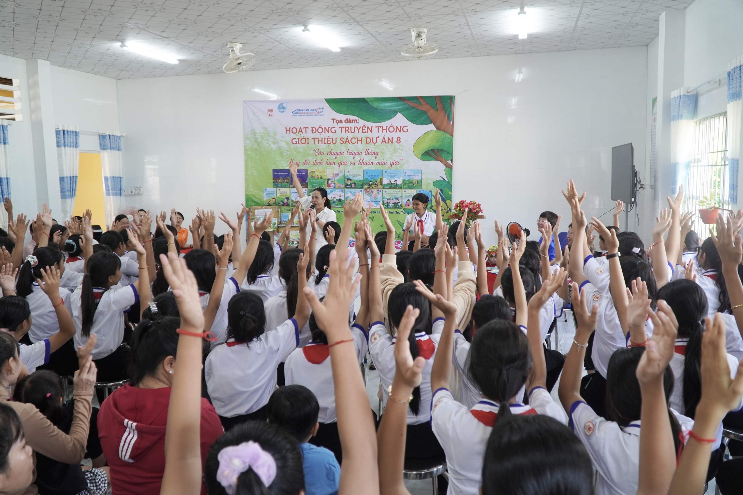 M&ocirc; h&igrave;nh truyền th&ocirc;ng s&aacute;ch về b&igrave;nh đẳng giới đến với học sinh tỉnh S&oacute;c Trăng - Ảnh 3.