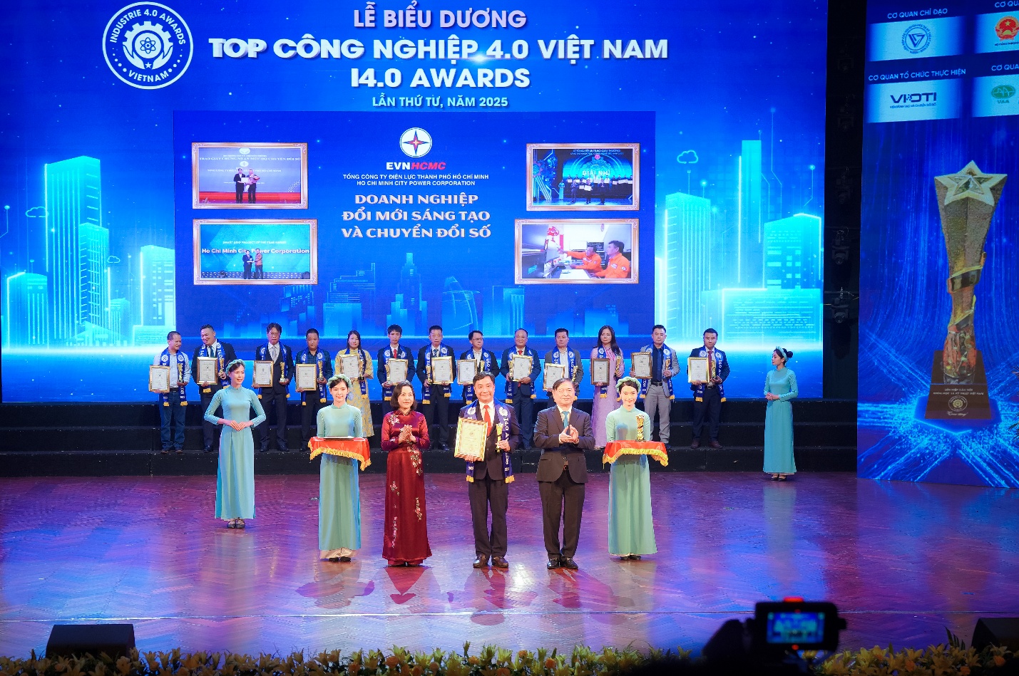 EVNHCMC được vinh danh Top C&ocirc;ng nghiệp 4.0 Việt Nam năm 2025- Ảnh 1.