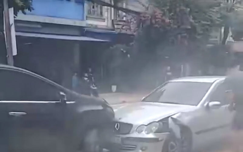 Tài xế có biểu hiện bất thường chui ra từ ô tô lật nghiêng trên đường phố - Ảnh 2.