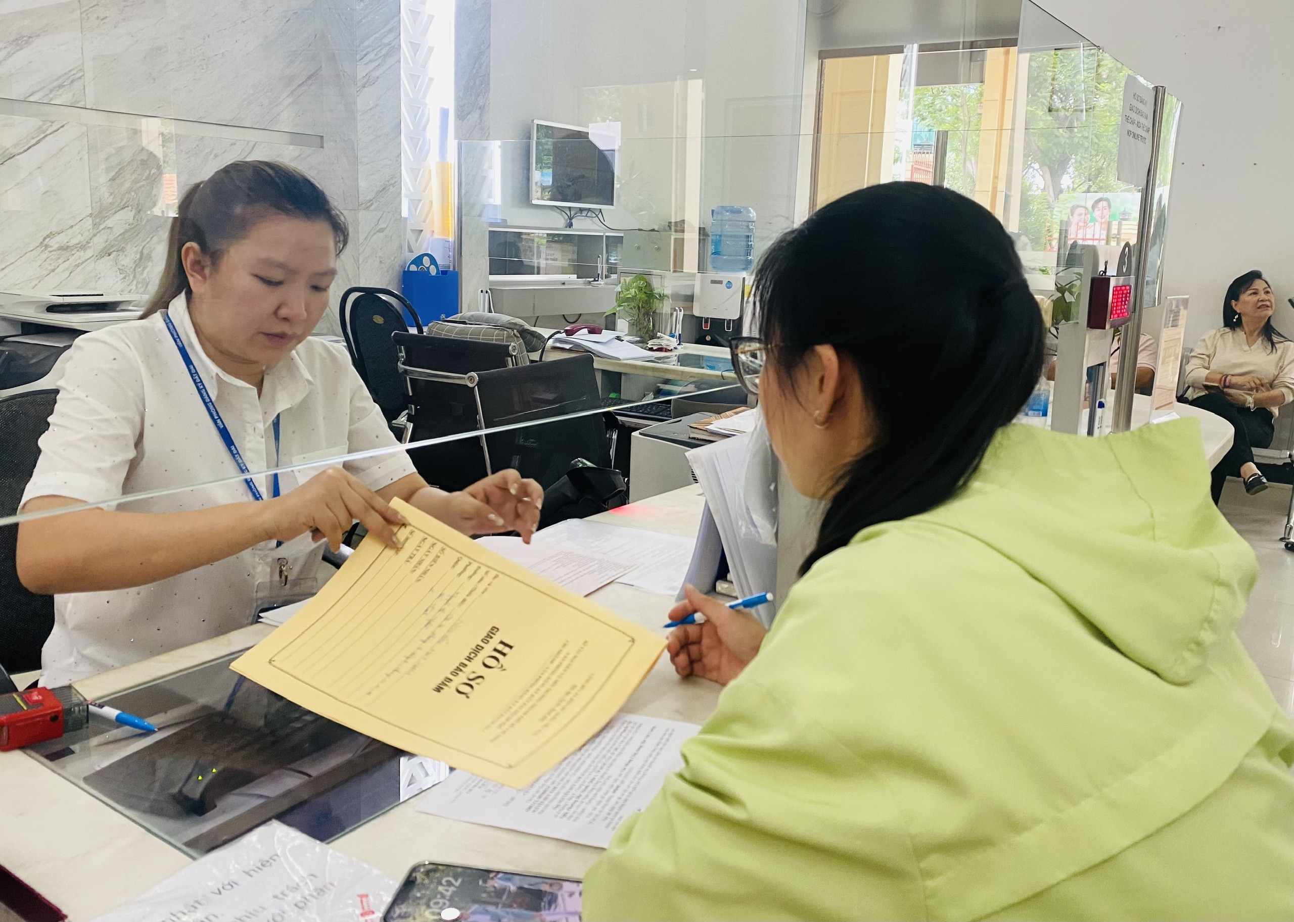 TP HCM lập đường d&acirc;y n&oacute;ng 24/7 đảm bảo thủ tục h&agrave;nh ch&iacute;nh th&ocirc;ng suốt - Ảnh 1.