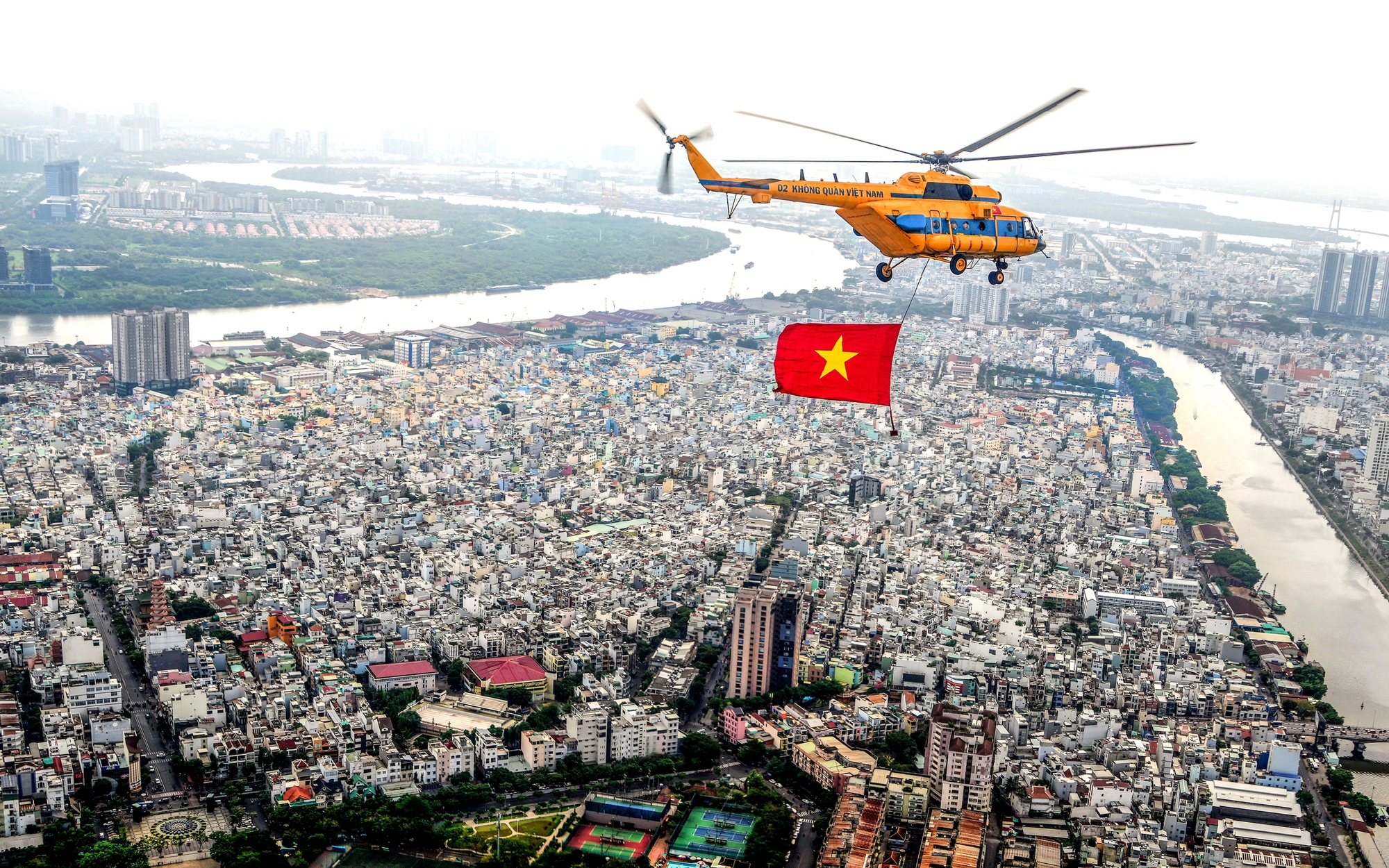 Loạt ảnh cờ Tổ quốc, cờ Đảng bay trên bầu trời TP HCM