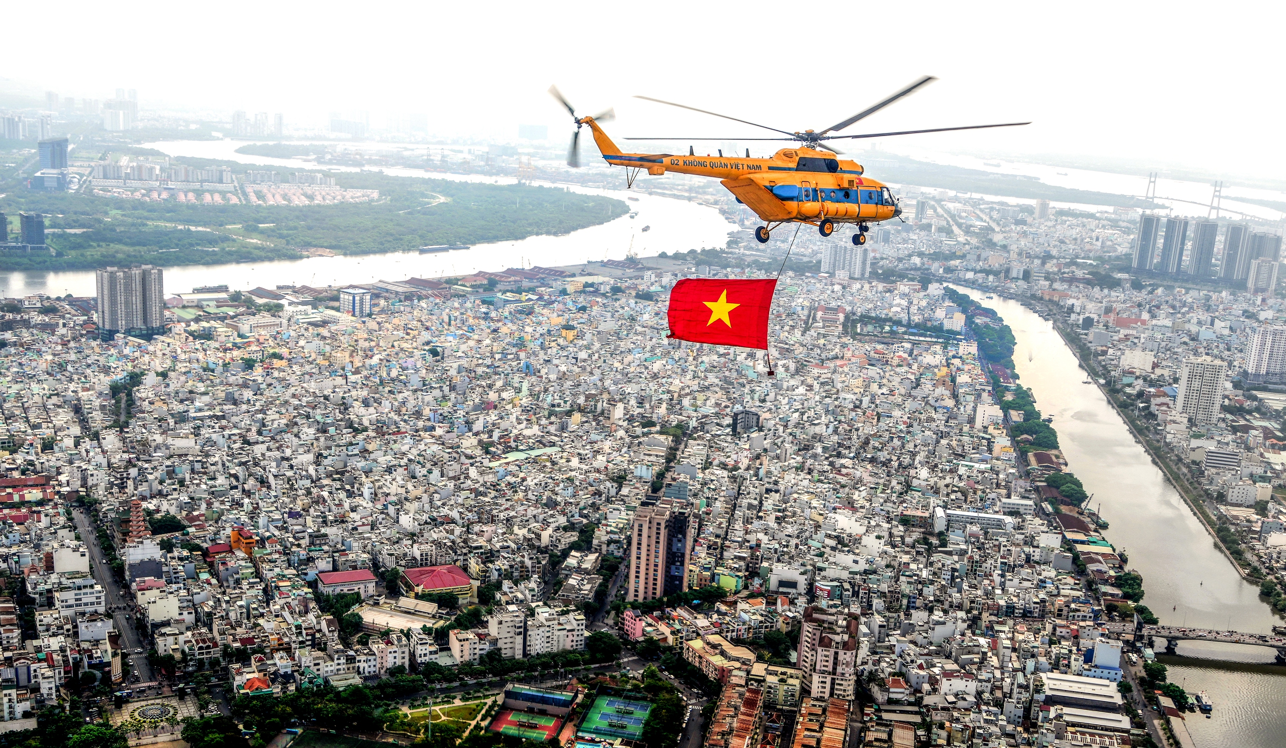 CỜ TỔ QUỐC, CỜ ĐẢNG BAY TR&Ecirc;N BẦU TRỜI TH&Agrave;NH PHỐ  - Ảnh 1.