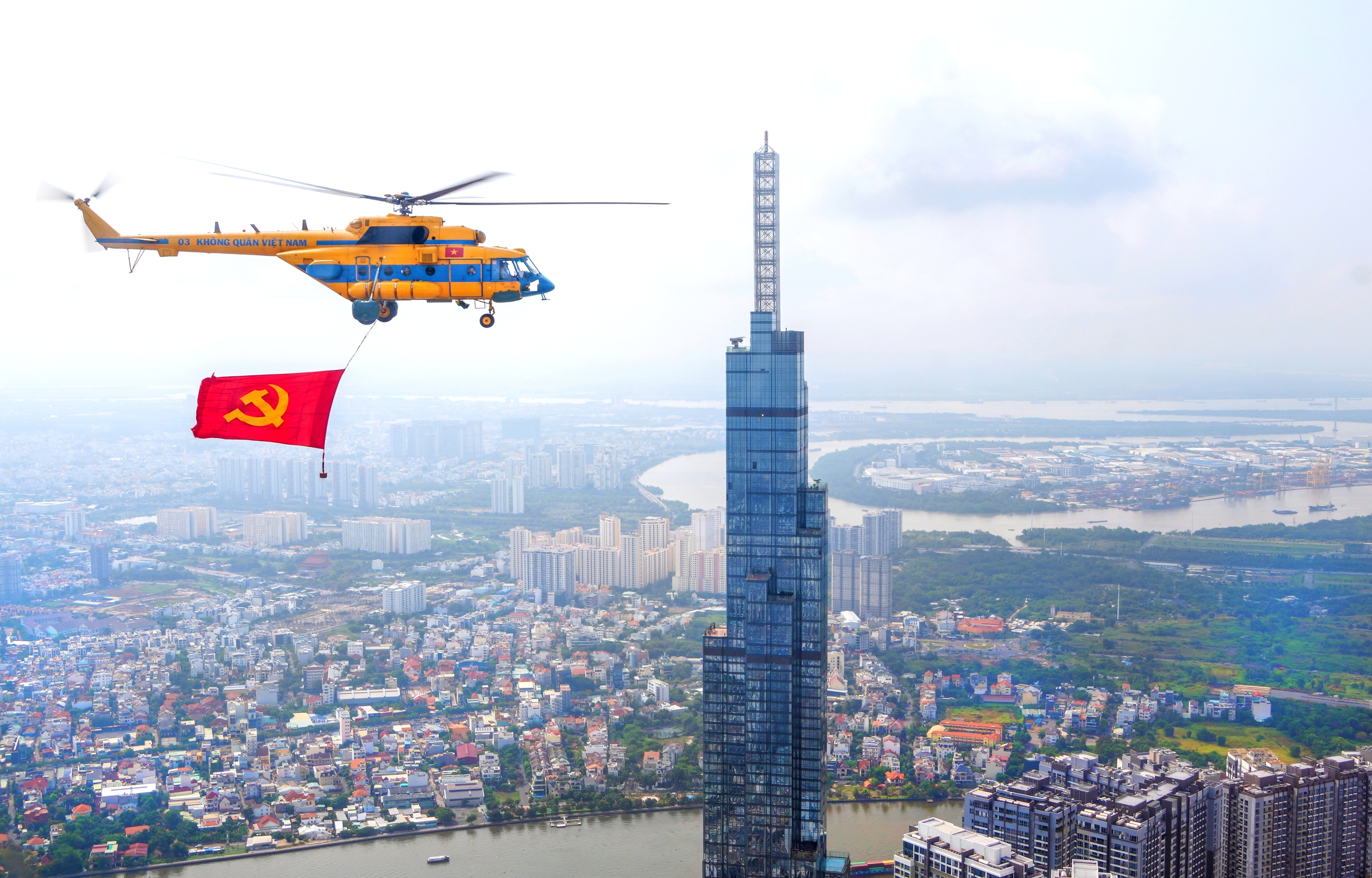 CỜ TỔ QUỐC, CỜ ĐẢNG BAY TR&Ecirc;N BẦU TRỜI TH&Agrave;NH PHỐ  - Ảnh 2.