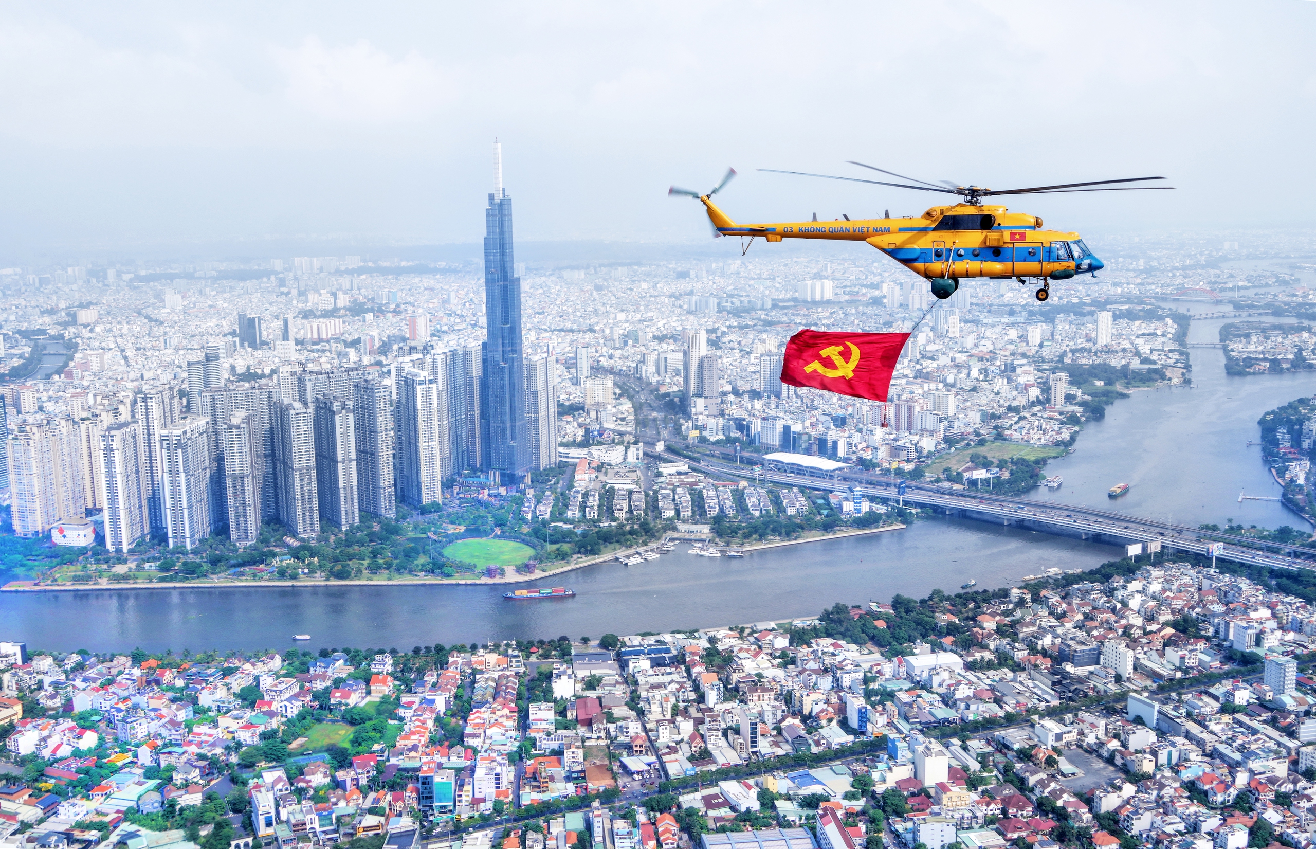 CỜ TỔ QUỐC, CỜ ĐẢNG BAY TR&Ecirc;N BẦU TRỜI TH&Agrave;NH PHỐ  - Ảnh 5.