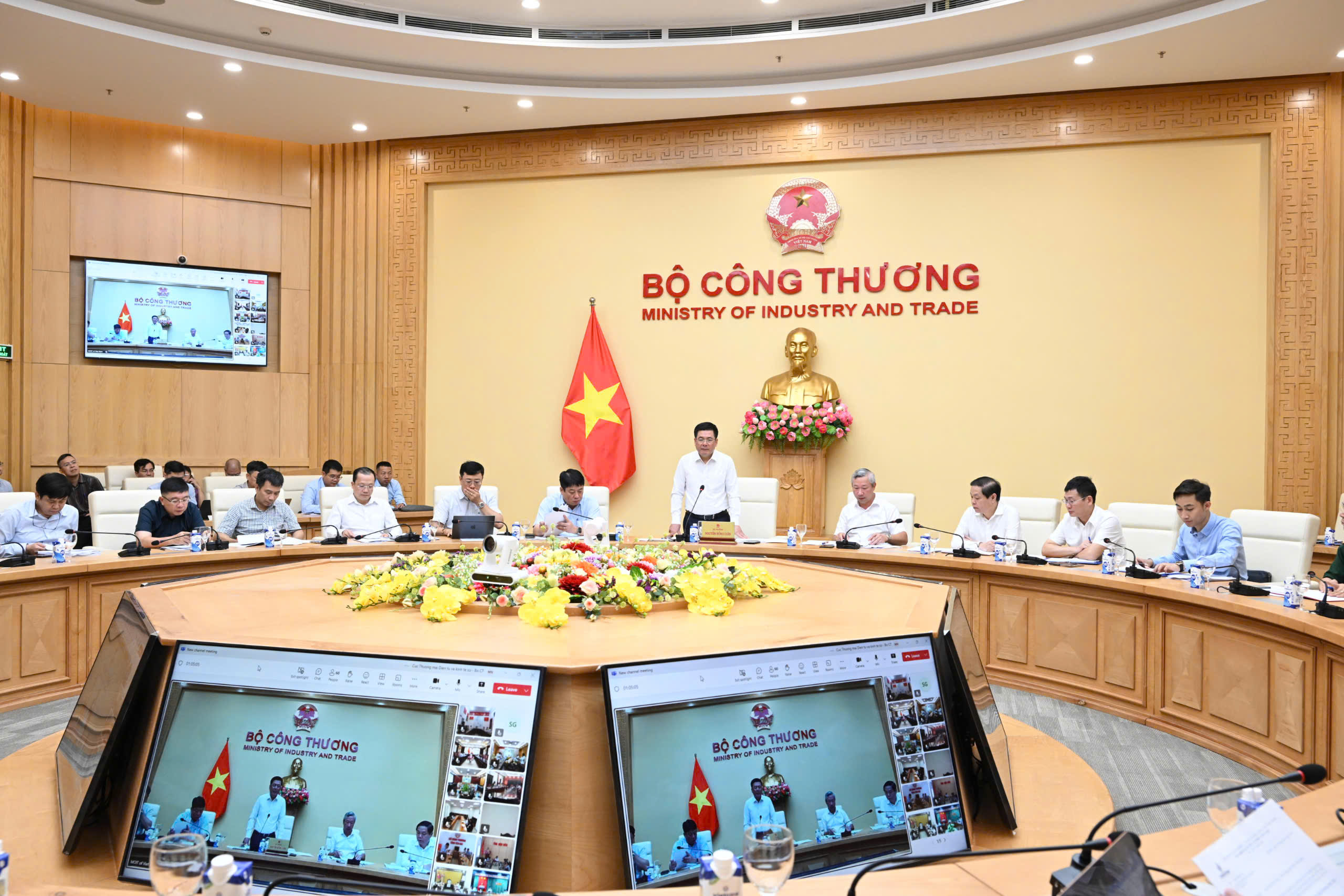 Điện mặt trời mái nhà phát triển mạnh, Bộ trưởng Bộ Công Thương chỉ đạo gì?
- Ảnh 1.