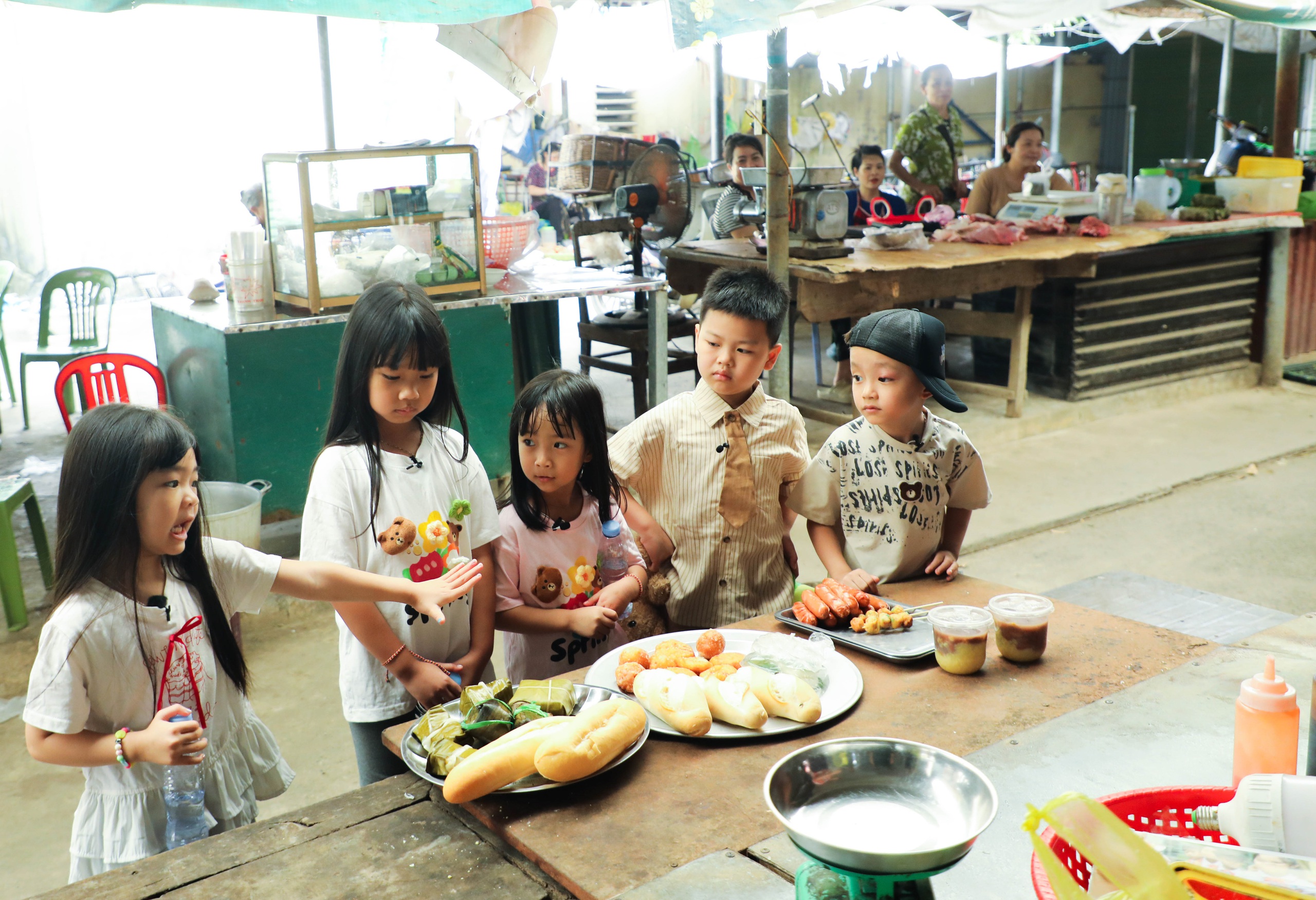 Diễn vi&ecirc;n Duy Hưng v&agrave; Trung Ruồi dạy con   - Ảnh 1.