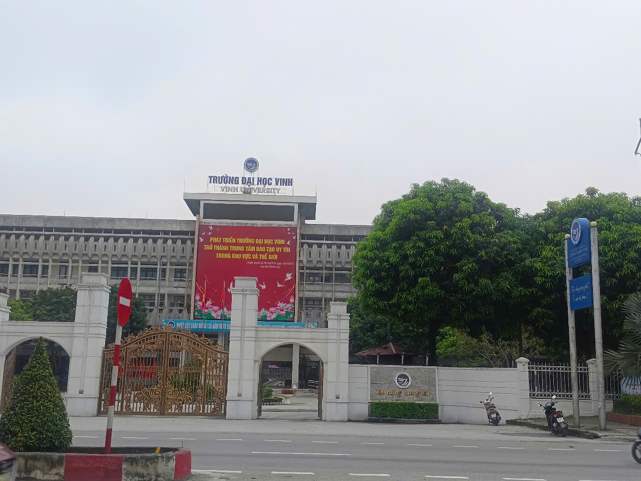 Kỷ luật cảnh c&aacute;o 2 c&aacute;n bộ đại học bị nữ sinh tố c&oacute; h&agrave;nh vi gạ gẫm, đụng chạm- Ảnh 1.