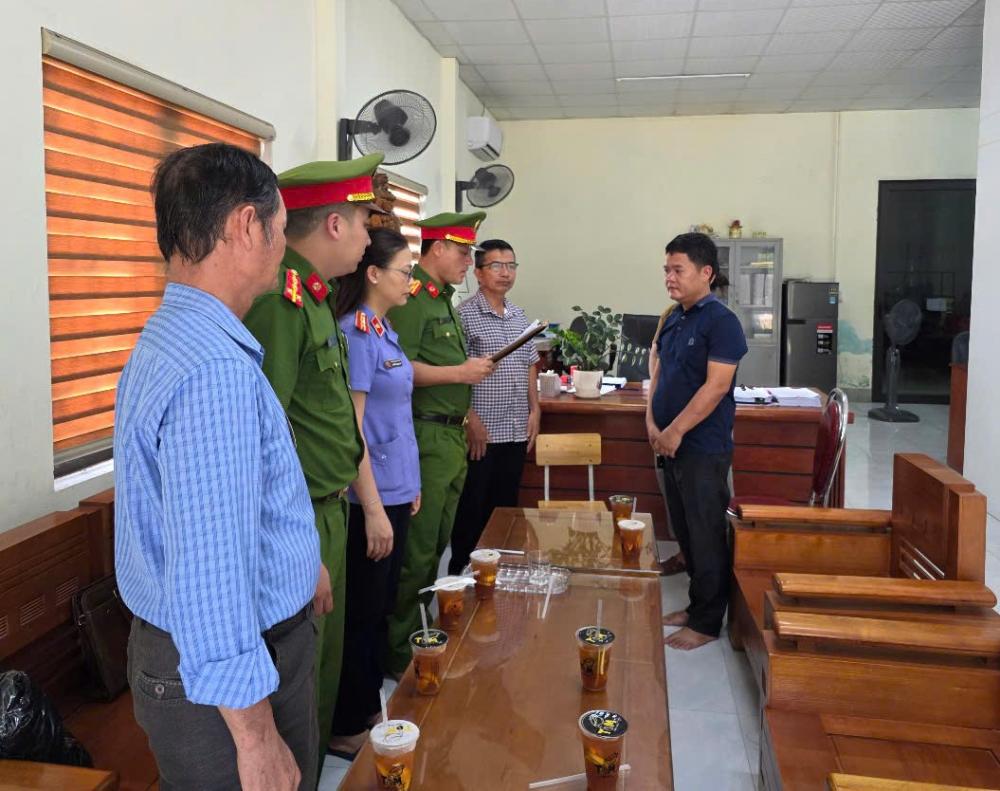 Khởi tố, bắt tạm giam 3 đối tượng mua b&aacute;n h&oacute;a đơn, thu lợi bất ch&iacute;nh h&agrave;ng tỉ đồng- Ảnh 2.