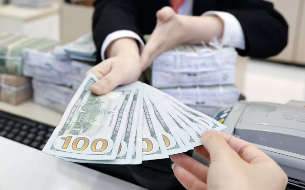 Điều gì khiến giá USD tại Việt Nam tăng cao?- Ảnh 1.