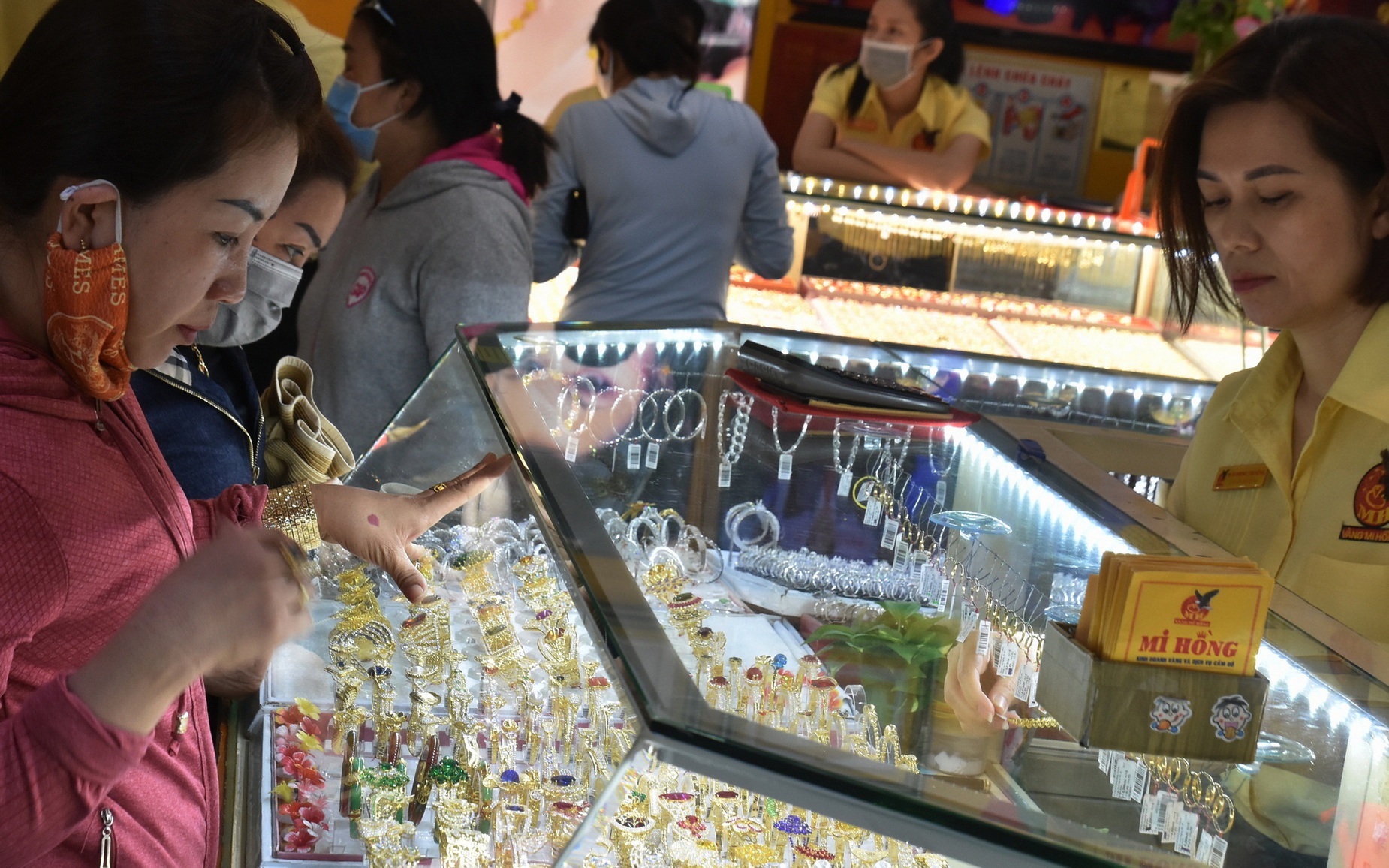 Giá vàng hôm nay, 25-6: Sụt giảm rất mạnh